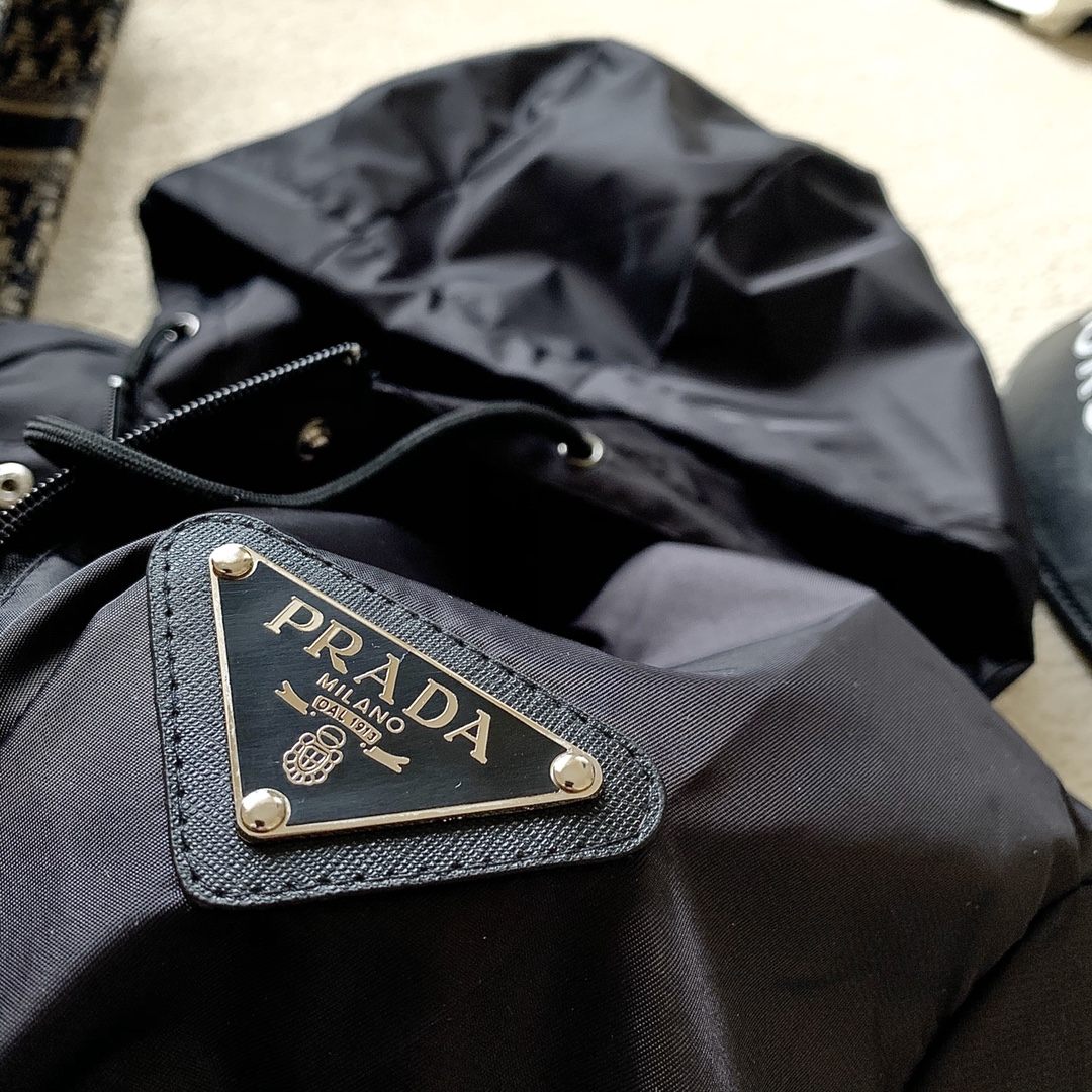 PRADA 走秀限量款🖤机能风口袋外套🧥原版托老代购重金购入..官网、专柜一件难求 这款不订货是拿不到的