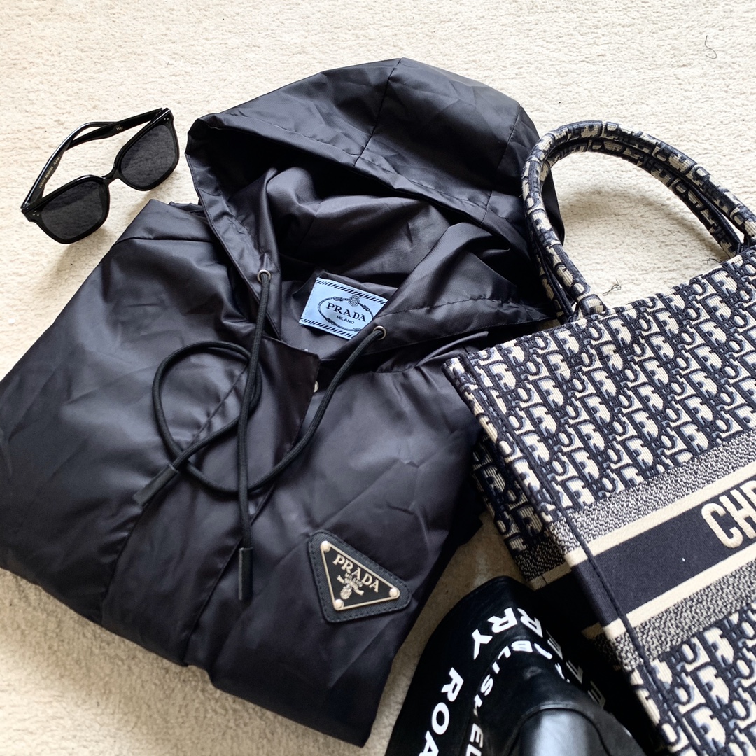 PRADA 走秀限量款🖤机能风口袋外套🧥原版托老代购重金购入..官网、专柜一件难求 这款不订货是拿不到的