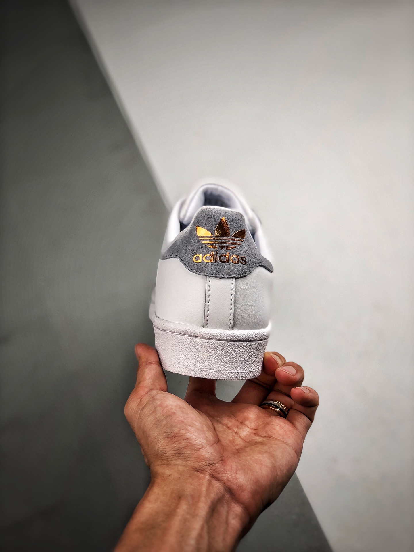 150 Adidas Originals SUPERSTAR W 贝壳头官网同步 灰麂皮玫瑰金标 货号：EF1480