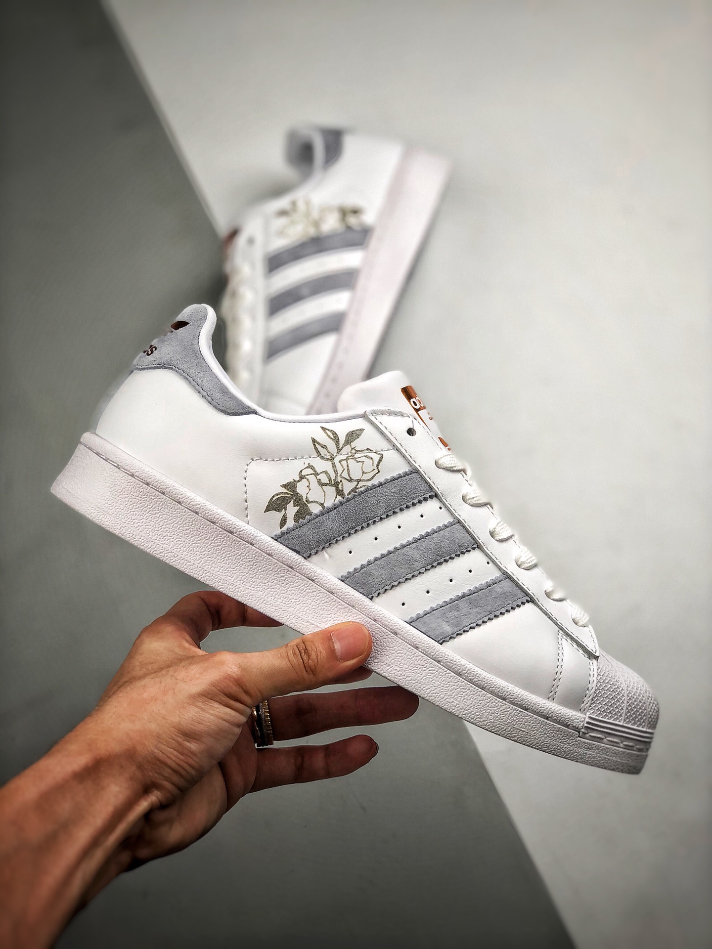 150 Adidas Originals SUPERSTAR W 贝壳头官网同步 灰麂皮玫瑰金标 货号：EF1480