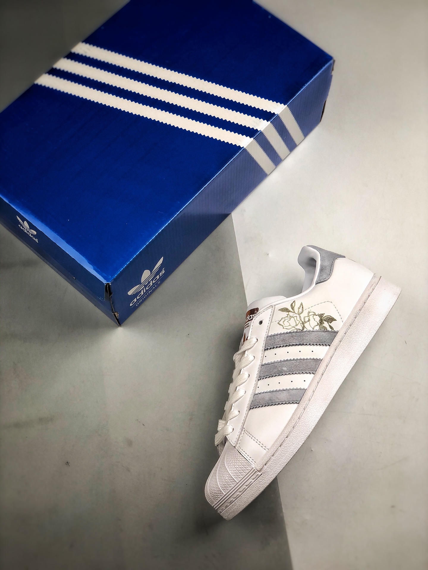150 Adidas Originals SUPERSTAR W 贝壳头官网同步 灰麂皮玫瑰金标 货号：EF1480