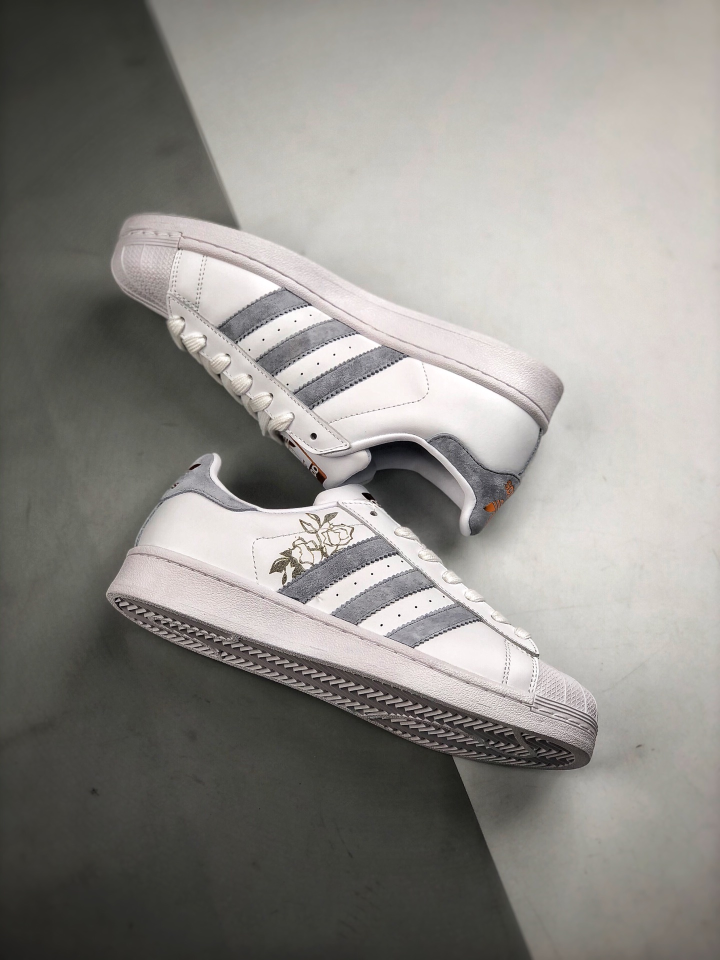 150 Adidas Originals SUPERSTAR W 贝壳头官网同步 灰麂皮玫瑰金标 货号：EF1480