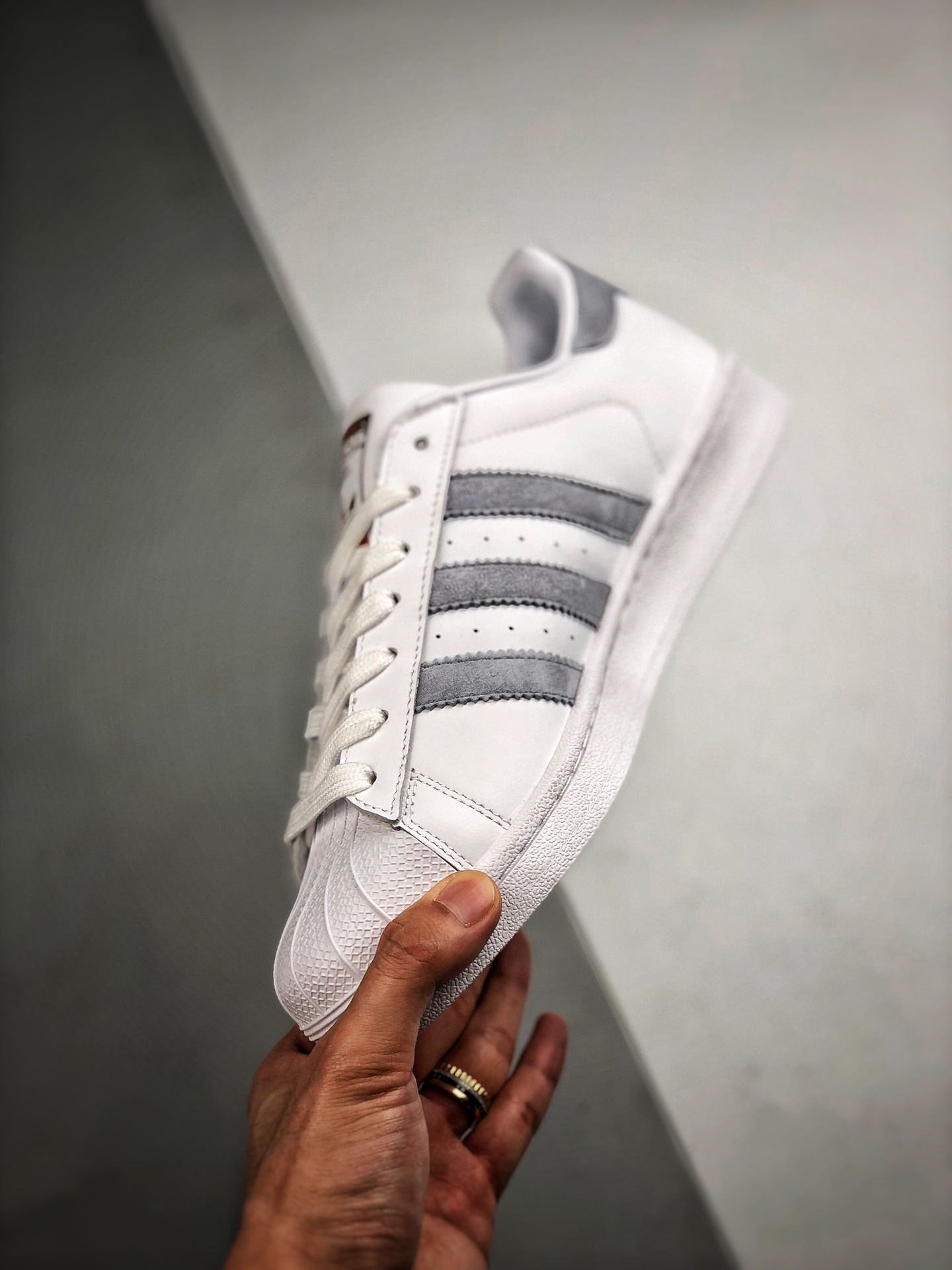 150 Adidas Originals SUPERSTAR W 贝壳头官网同步 灰麂皮玫瑰金标 货号：EF1480