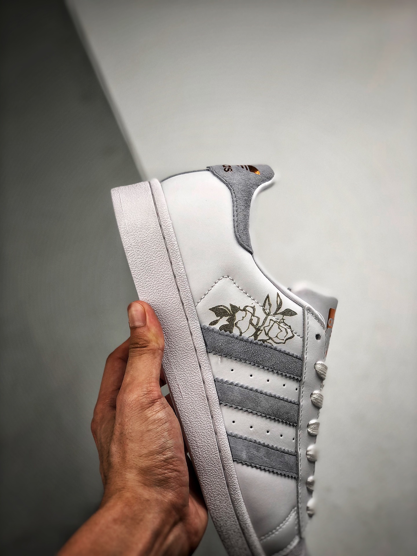 150 Adidas Originals SUPERSTAR W 贝壳头官网同步 灰麂皮玫瑰金标 货号：EF1480