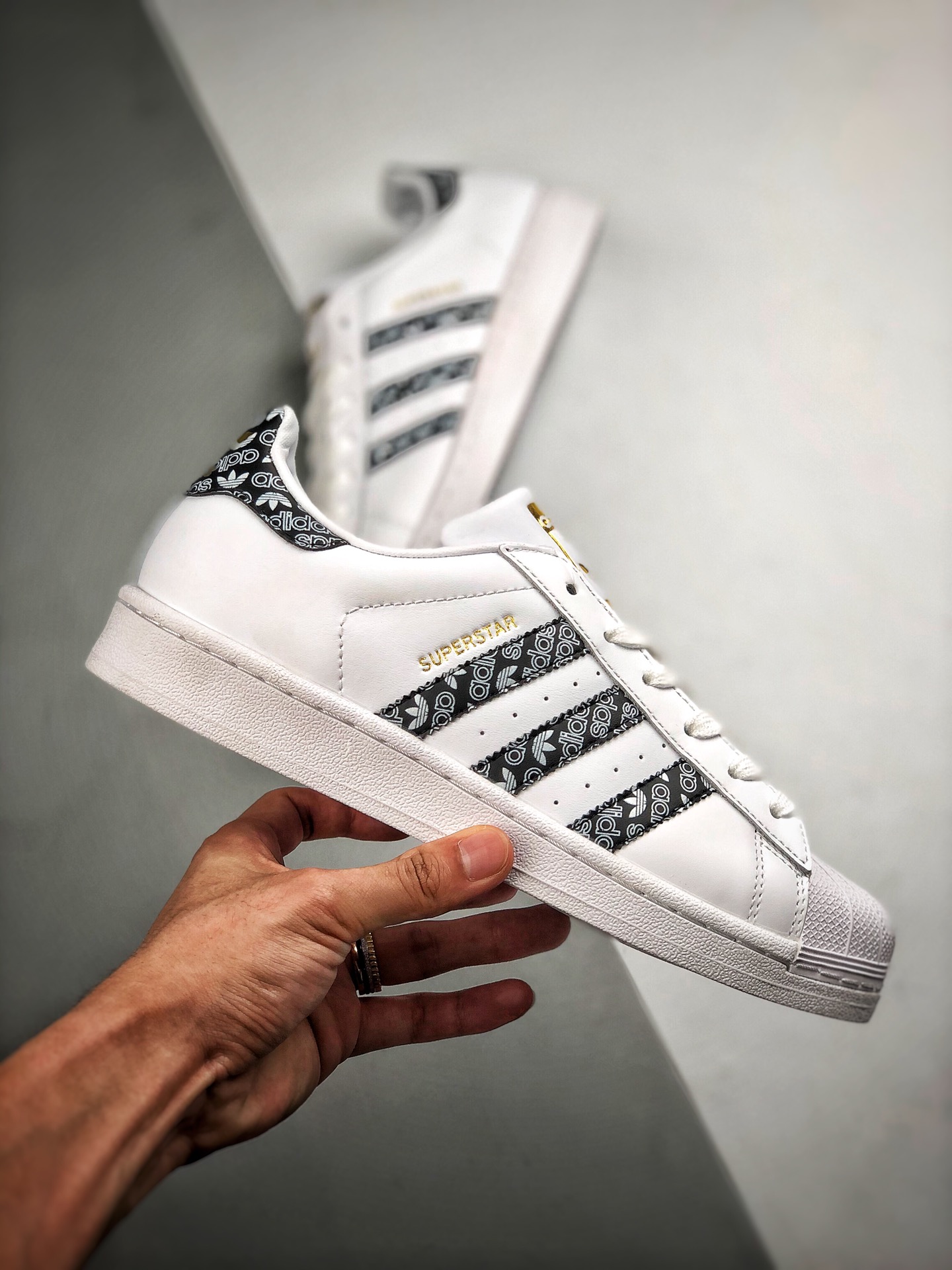 150 Adidas Originals SUPERSTAR W 贝壳头官网同步 黑白LOGO金标 渠道正品订单货号：EF1480