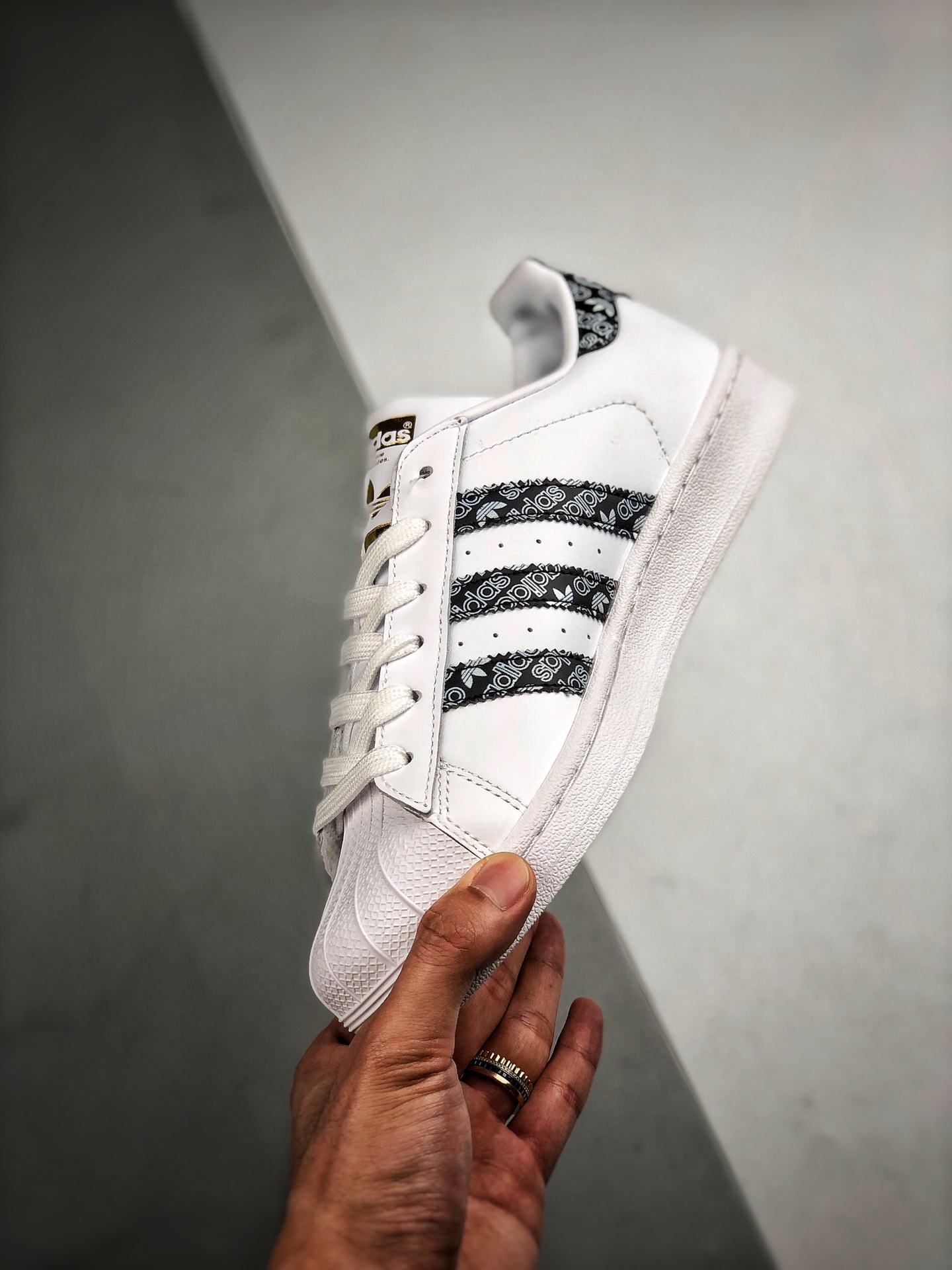 150 Adidas Originals SUPERSTAR W 贝壳头官网同步 黑白LOGO金标 渠道正品订单货号：EF1480