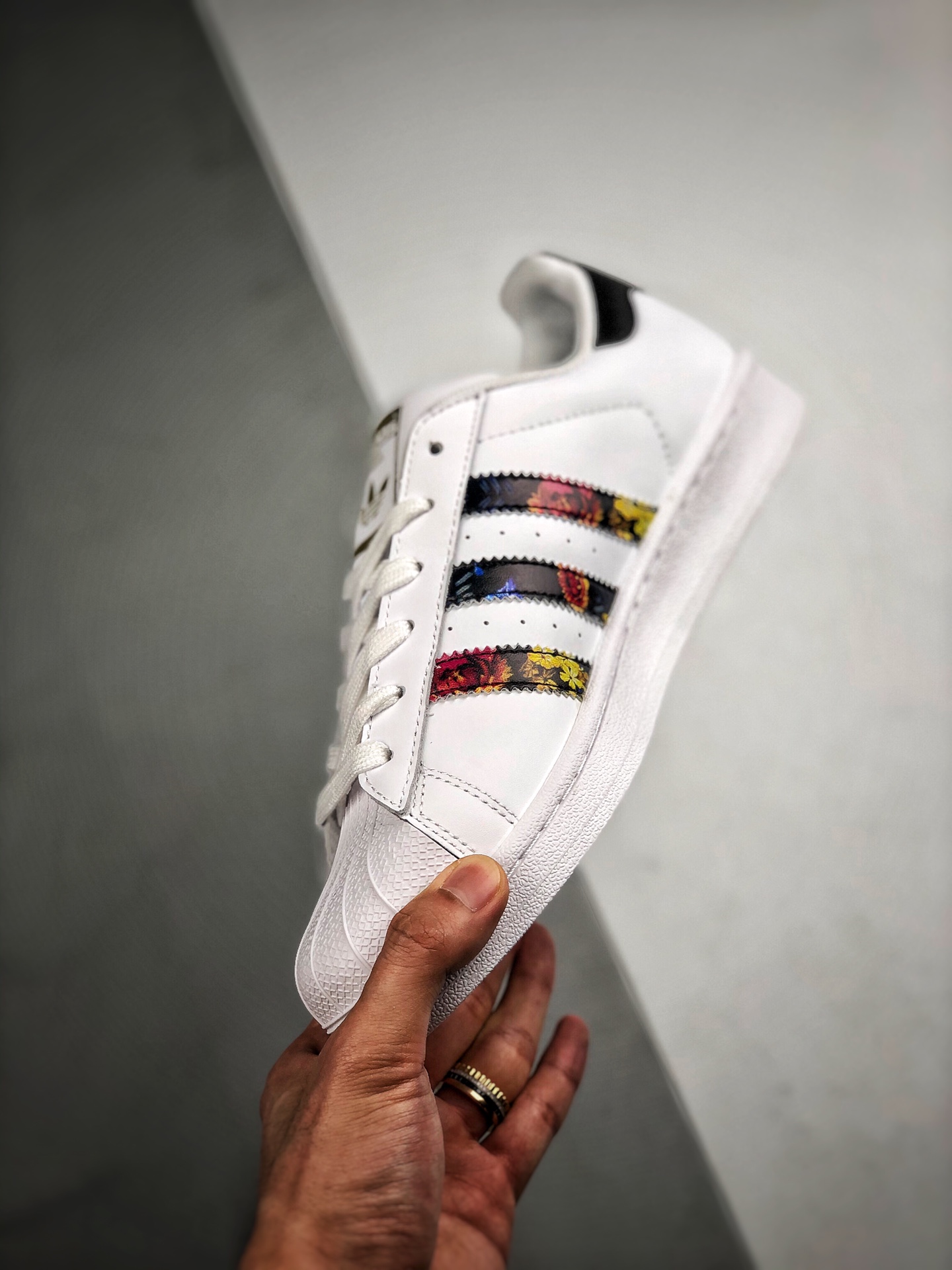 150 Adidas Originals SUPERSTAR W 贝壳头官网同步 花卉金标 货号：EF1480