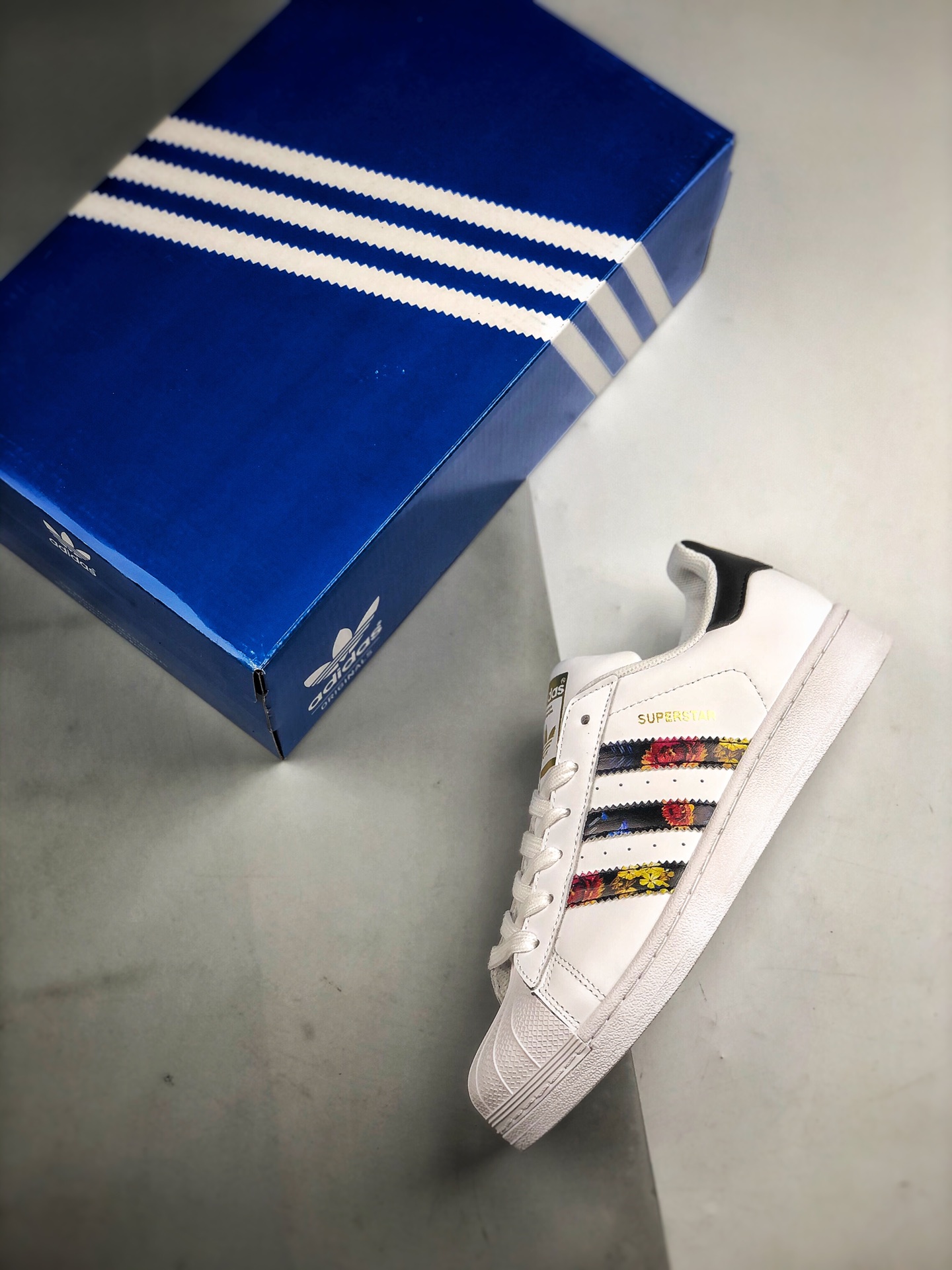 150 Adidas Originals SUPERSTAR W 贝壳头官网同步 花卉金标 货号：EF1480