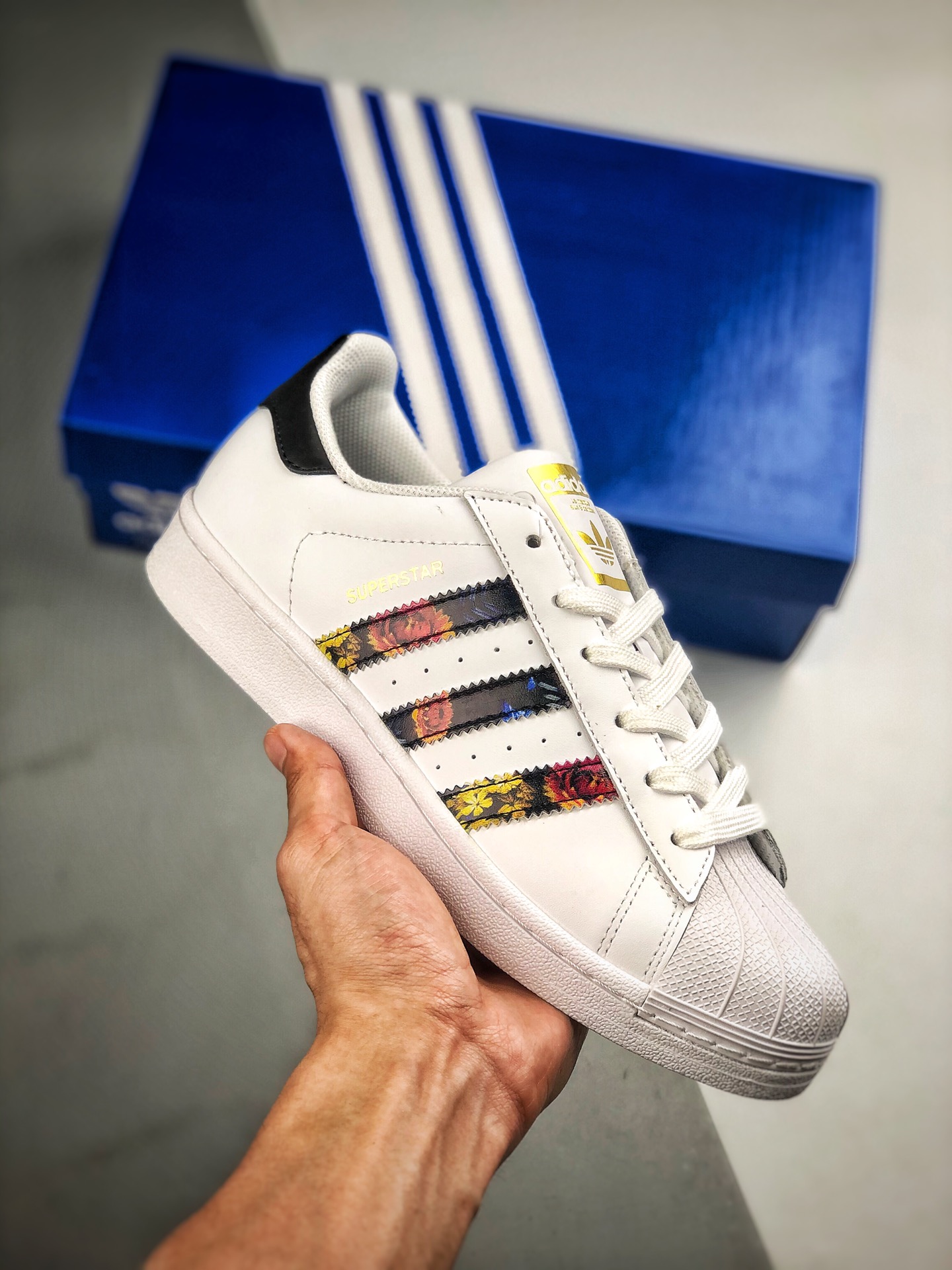 150 Adidas Originals SUPERSTAR W 贝壳头官网同步 花卉金标 货号：EF1480