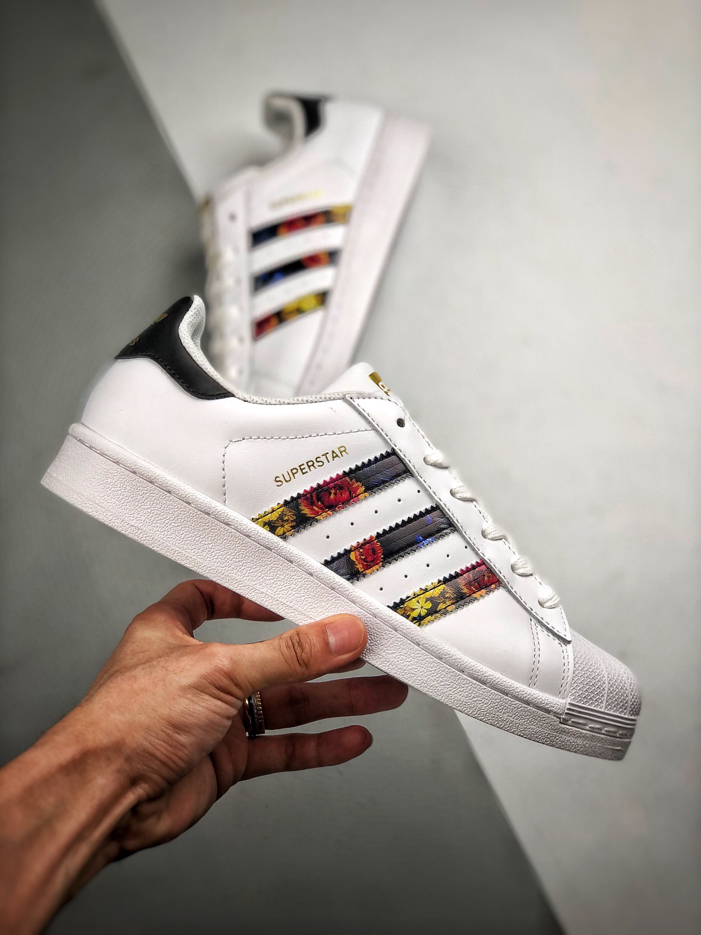 150 Adidas Originals SUPERSTAR W 贝壳头官网同步 花卉金标 货号：EF1480