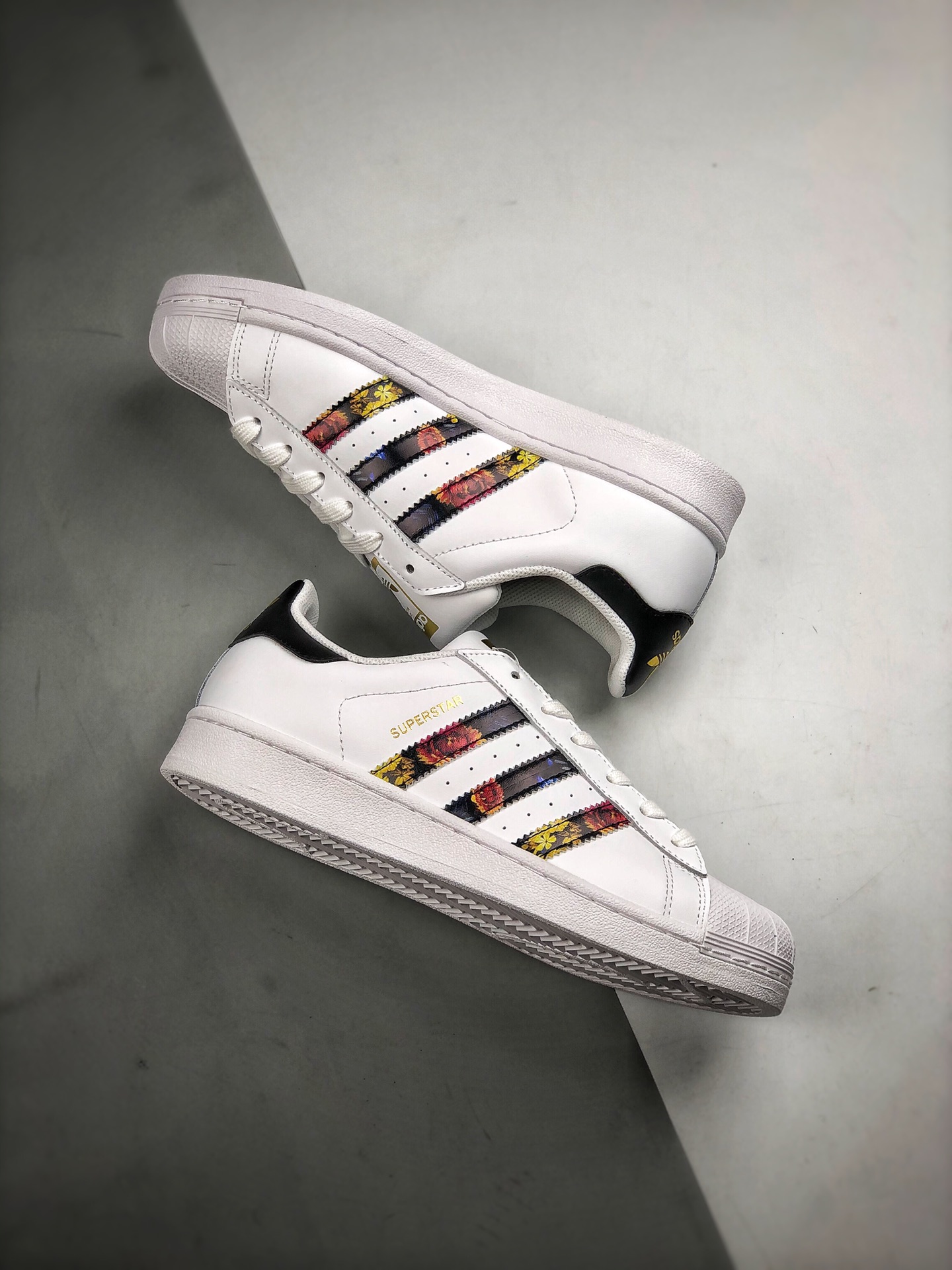 150 Adidas Originals SUPERSTAR W 贝壳头官网同步 花卉金标 货号：EF1480