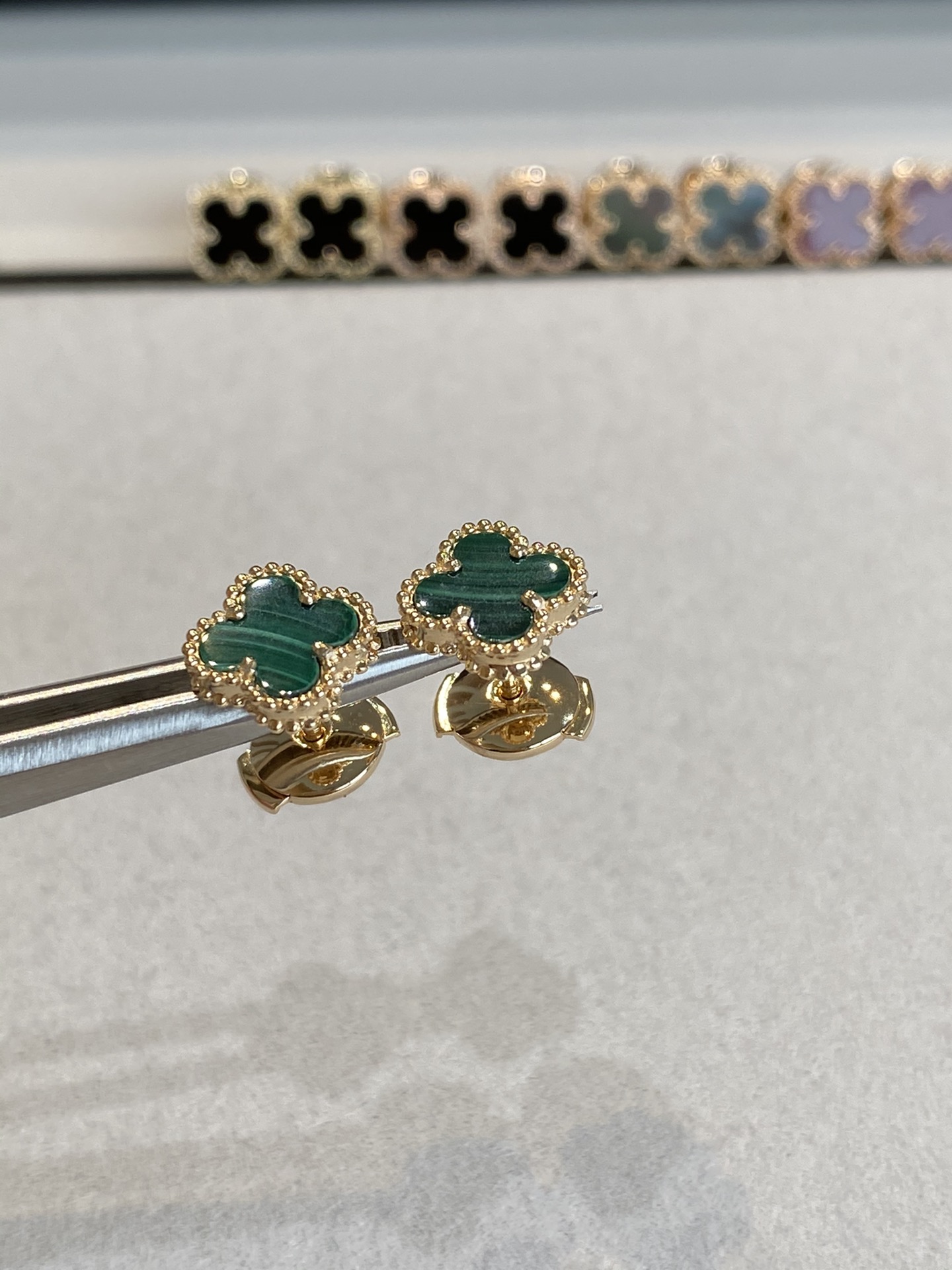 NO:635307,mini four-leaf clover earrings, golden green, natural malachite, 88220,, earrings, Cartier high-end jewelry19860909mini四叶草耳环,金绿,天然孔雀石,88220,,earrings,卡迪亚高端饰品,Jewelry