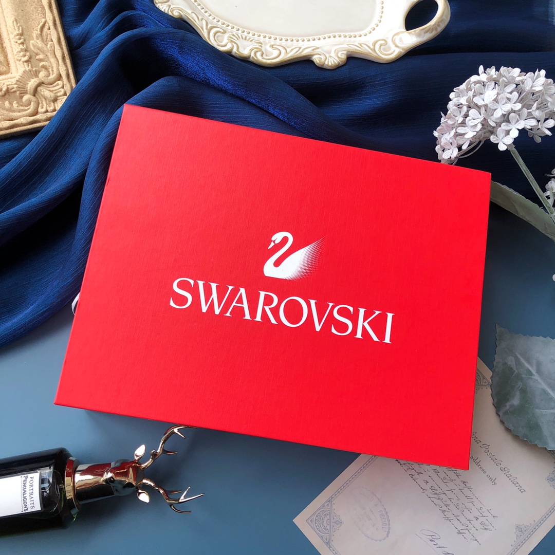 新年专属💰175 ❤️施华洛世奇SWAROVSKI 京东三件套大礼盒！京东旗舰店限量发售，套盒内包括一条施华洛世奇恶魔之眼项链，一条施华洛世奇恶魔之眼手镯，施华洛世奇定制福字笔。专柜香港代购级，贴膜贴标恶魔之眼系列！认准独家包装品质！