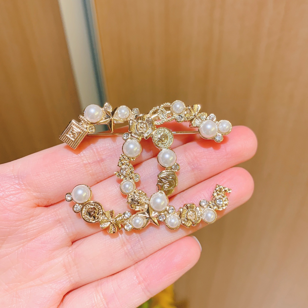 NO:677950,88200,Ch@nel new brooch, a beautiful one!  Destined to become a classic!  High-end light gold, with Swarovski pearls, Swarovski crystals, and many elements of Xiaoxiangjia integrated into this one, including perfume bottle, 5 characters, CoCo ladies, camellias, stars, four-leaf clovers... Don't miss it!  !  !  Look carefully, every small element on the brooch has been processed very three-dimensionally and delicately!  ,,chanel,swarovski,brooch,breastpin,Cardia high-end jewelry1986090988200,Ch@nel新款胸针 绝美的一款！注定成为经典！ 高级浅金色,搭配施华洛世奇珍珠、施华洛水晶,以及小香家众多元素集合成这一款,香水瓶、5字、CoCo女士、山茶花、星星、四叶草……绝对不要错过！！！ 仔细看,胸针上的每一个小元素咱们都处理的非常立体精细！,,chanel,swarovski,brooch，breastpin,卡迪亚高端饰品,Jewelry