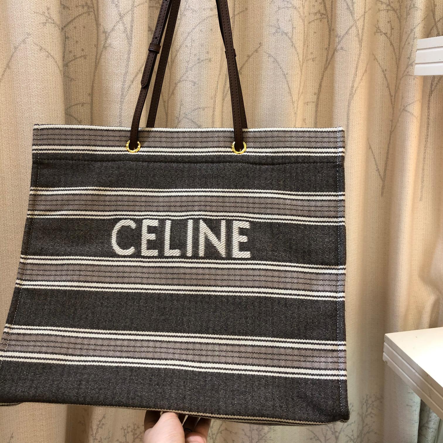 Celine 对版 面料开裁 材料都是定制的，出一批不容易啊 需要高品质的来， 质量所见即所得，尺寸:43*37cm