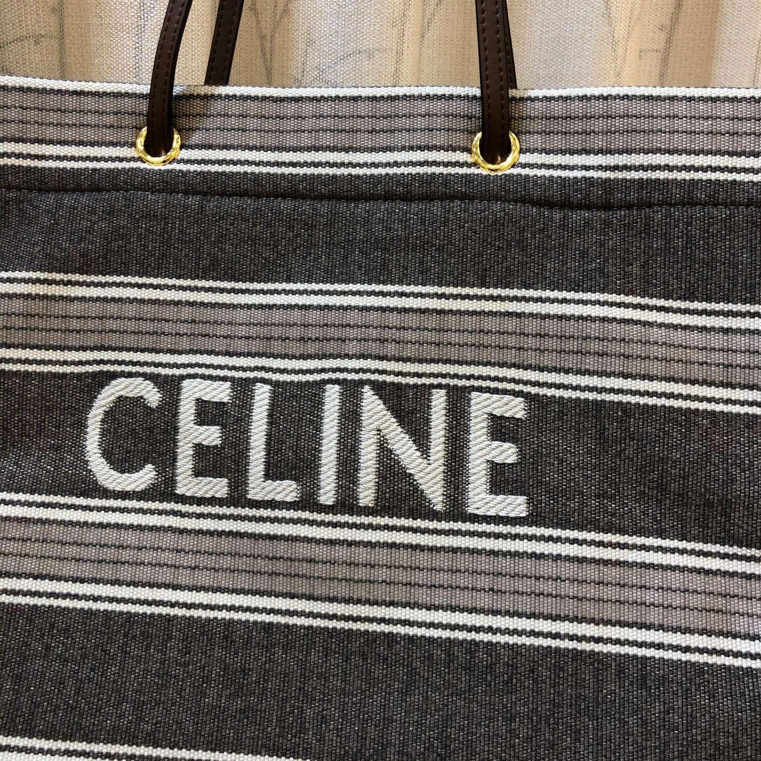 Celine 对版 面料开裁 材料都是定制的，出一批不容易啊 需要高品质的来， 质量所见即所得，尺寸:43*37cm