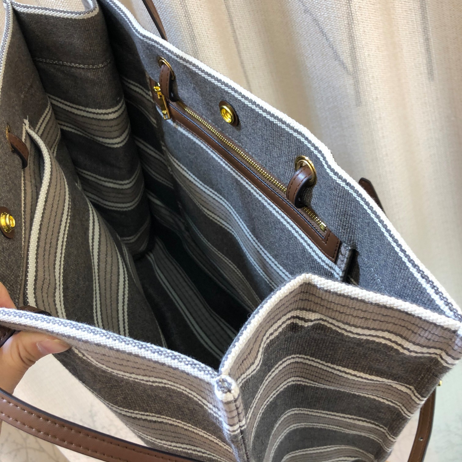 Celine 对版 面料开裁 材料都是定制的，出一批不容易啊 需要高品质的来， 质量所见即所得，尺寸:43*37cm