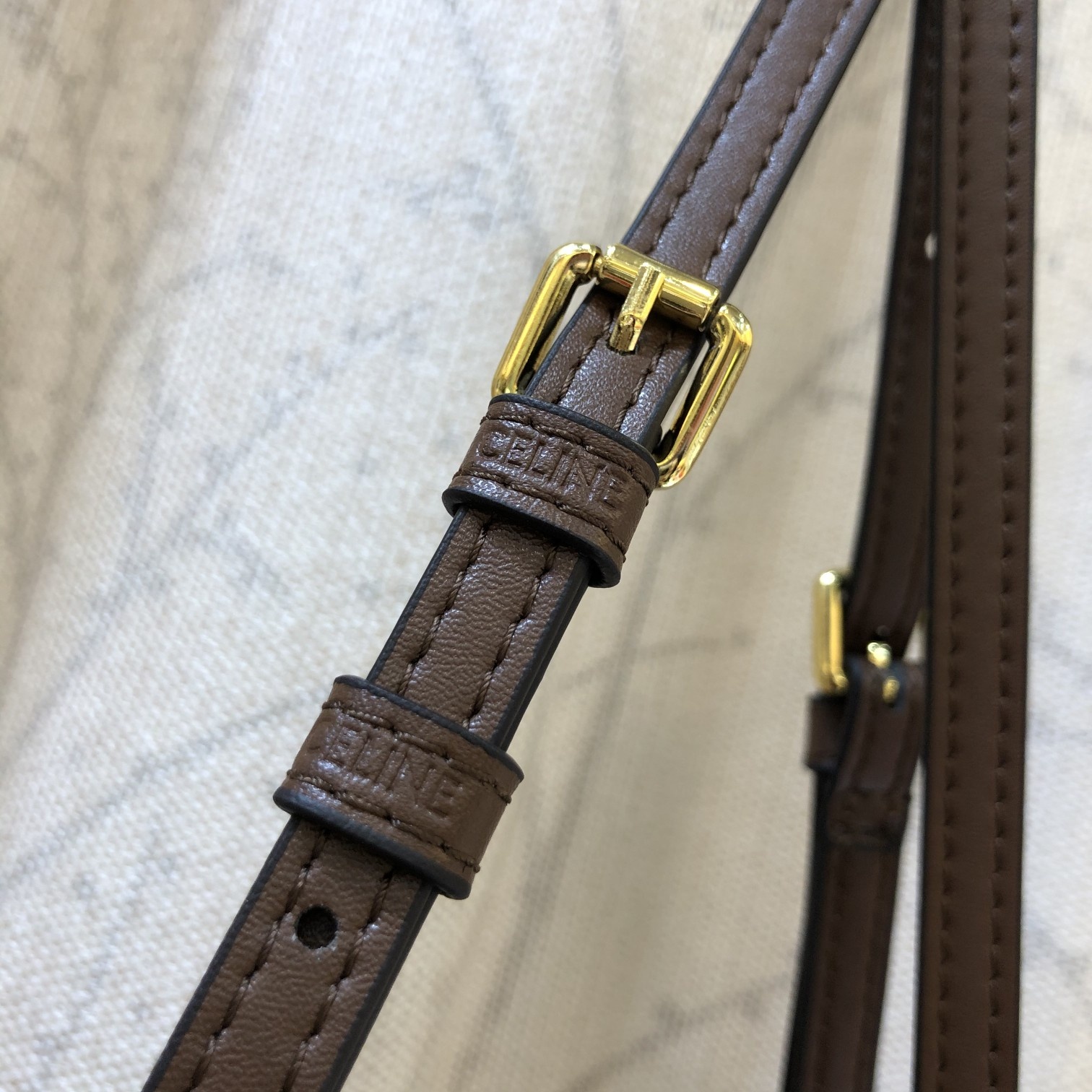 Celine 对版 面料开裁 材料都是定制的，出一批不容易啊 需要高品质的来， 质量所见即所得，尺寸:43*37cm