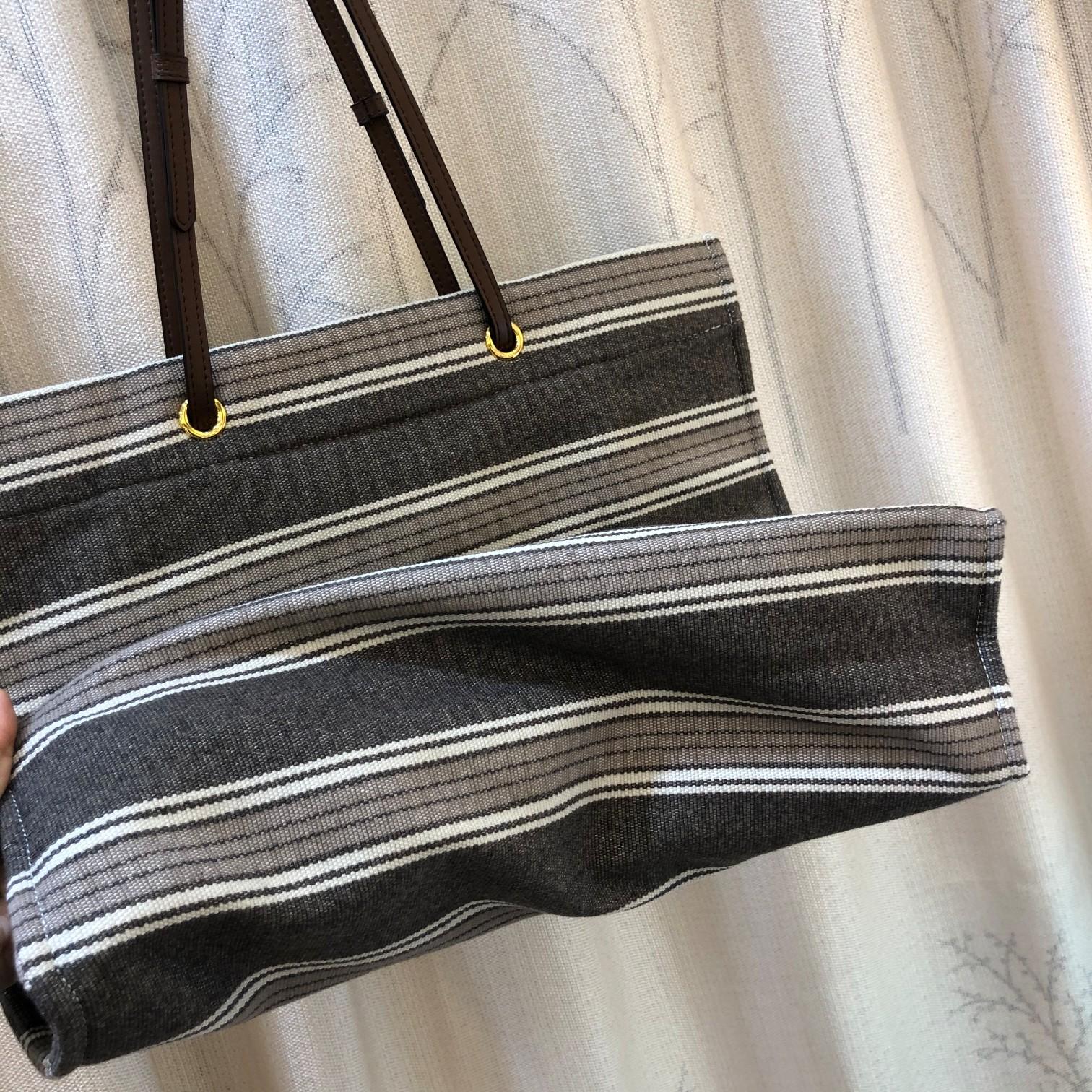 Celine 对版 面料开裁 材料都是定制的，出一批不容易啊 需要高品质的来， 质量所见即所得，尺寸:43*37cm
