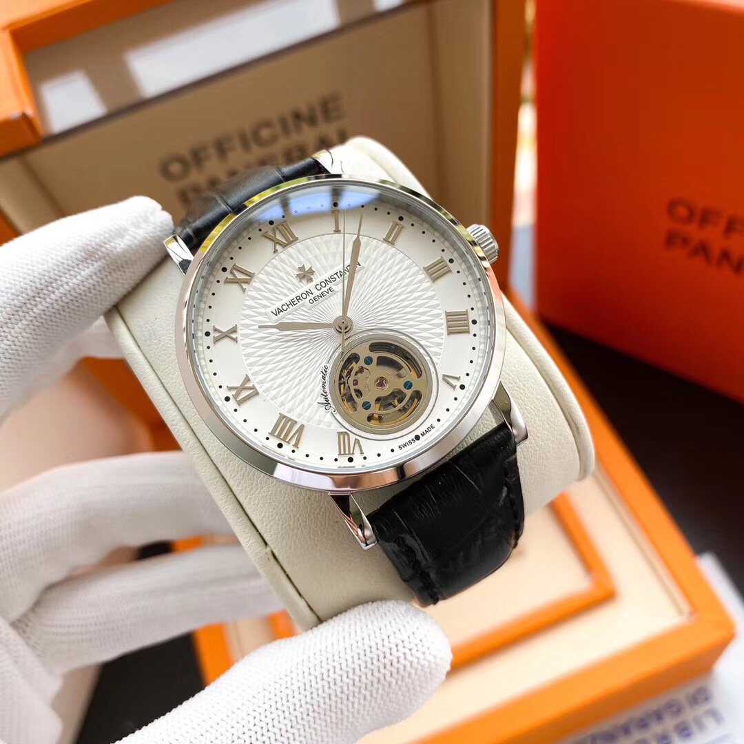 白390-金410。江诗丹顿-Vacheron Constantin ‼精品男士腕表，经典大三针搭载飞轮设计，尊贵大气，绅士风范，卓越品质，热卖全城。采用全自动机械机芯，顶级316精钢表壳，进口小牛皮表带，矿物质超强镜面，尺寸43*13🔥顶级出品精品不断🔥