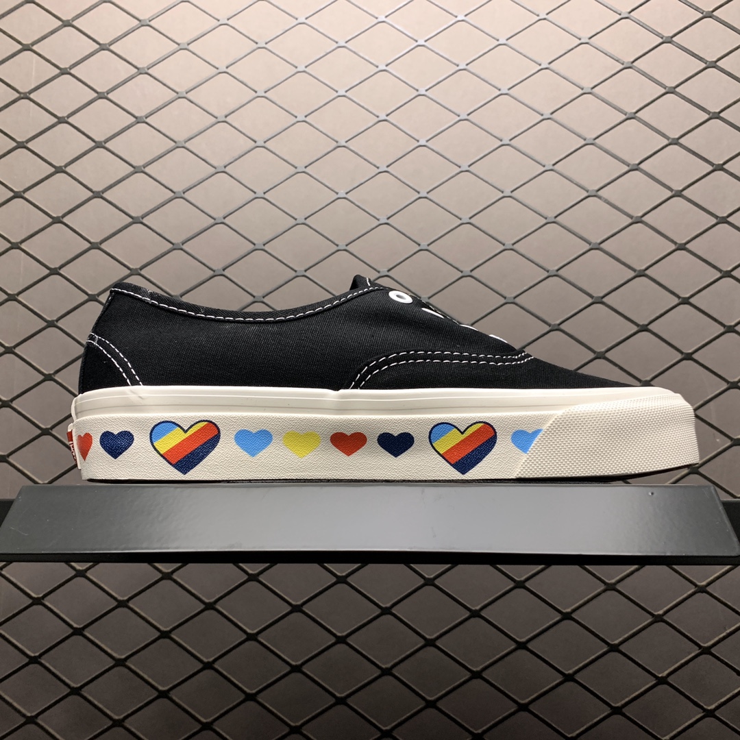 150 Vans 万斯 Authentic 爱心印花低帮硫化休闲板鞋