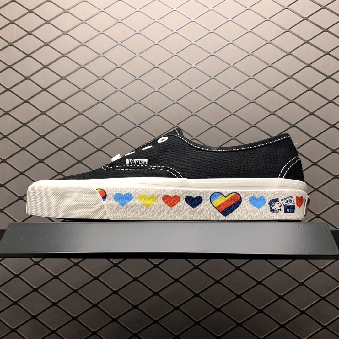 150 Vans 万斯 Authentic 爱心印花低帮硫化休闲板鞋