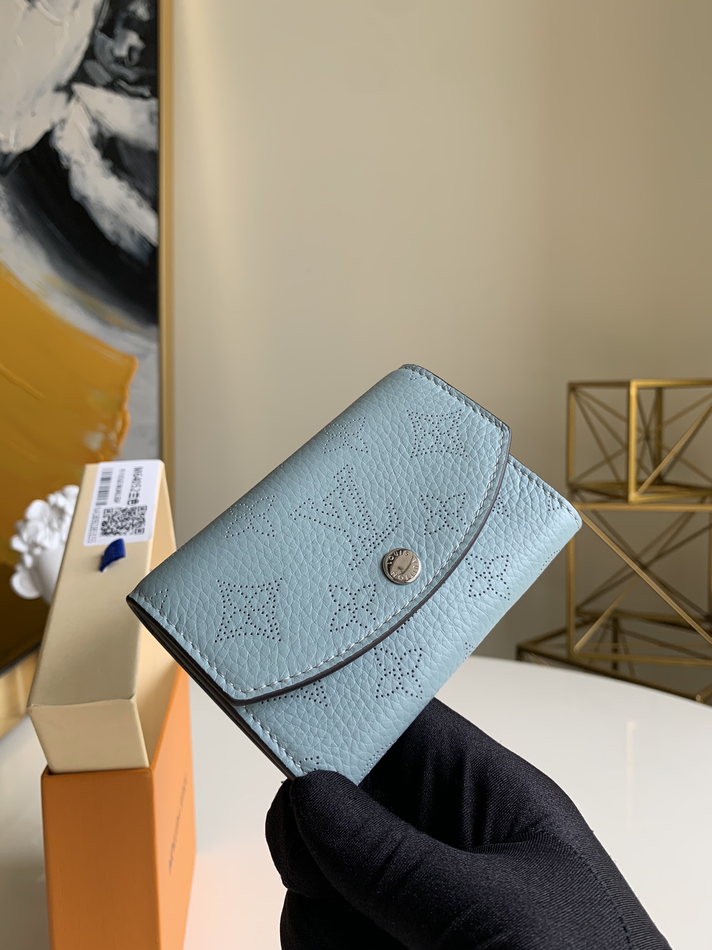 NO:395836,【Exclusive real-life M64050】This cute and practical Porte-Monnaie Anaé shows more charm with a new pocket wallet shape. A slim and practical coin purse made of Mahina leather, with a slim and practical design, can be easily put into a pocket, jacket or small bag. The rustic hollow pattern is full of a unique sense of exquisiteness and elegance.- 12 x 8 x 1 cm - Mahina calfskin outer layer - natural cowhide - cowhide lining - silver metal accessories - envelope-zipper coffe bag - patch pocket - snap-button closure.,LV [original leather],louis vuitton, wallets, jackets & coats,cowhide19860909【独家实拍M64050】此款可爱而实用的Porte-Monnaie Anaé以全新的袖珍钱包造型使Mahina系列设计展现出更为丰富的魅力.以Mahina皮革裁制而成,身姿纤巧、设计实用的零钱包,可轻松收入口袋、外套或小包中.质朴的镂空花纹充满别样的精致与优雅之感.- 12 x 8 x 1 厘米- Mahina镂孔小牛皮外层- 天然牛皮饰边- 牛皮内衬- 银色金属配件- 信封式搭盖- 拉链零钱袋- 贴袋- 摁扣开合 .,LV【原厂皮】,louis vuitton,wallets,jackets & coats,cowhide,Bag