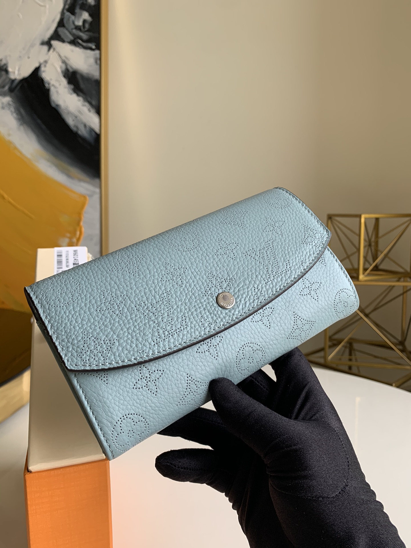 NO:395788,【Exclusive real photo M60143 M60144 M60145】Made of luxurious Mahina leather, this Iris wallet is a delicate and charming accessory, extremely soft calf leather and punched through flower Monogram pattern, equipped with low-key snap buckle closure, size 12×19×2..., LV【Original leather】, louis vuitton, wallets, cowhide19860909【独家实拍M60143 M60144 M60145】选用奢华的Mahina皮革打造,这款Iris钱包是精致迷人的配饰,极柔软的小牛皮加入打孔通花Monogram图案,配置低调的按扣开合 尺寸宽12×19×2..,LV【原厂皮】,louis vuitton,wallets,cowhide,Bag