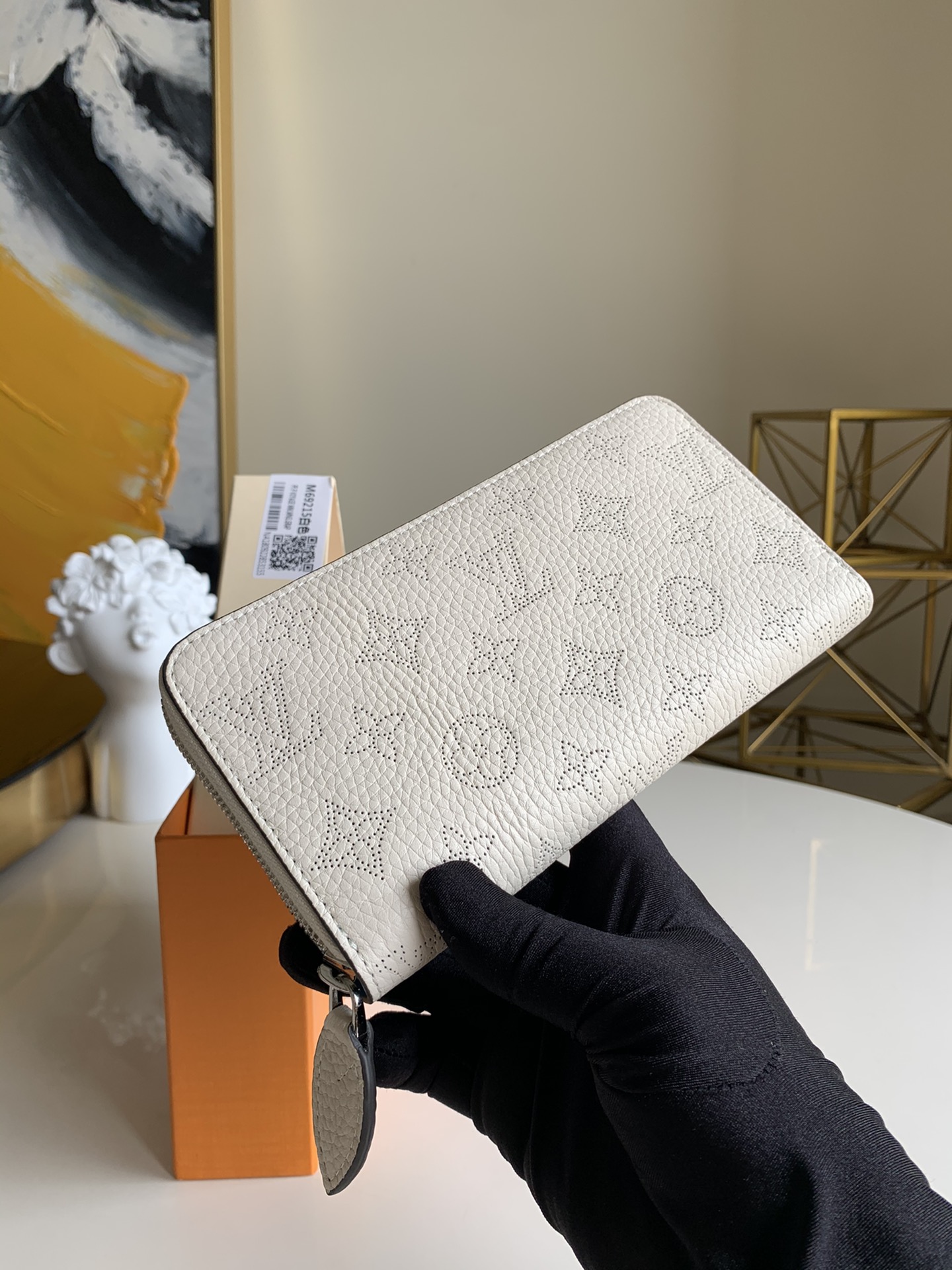 NO:395794,【Exclusive real photo M69215】58428 Zippy single pull wallet, compact design, spacious interior space, a real boutique choice, soft Mahina leather material with light grain pattern Monogram perforated design, elegant and soft size20*2*19cm.2019.350, LV [original leather], louis vuitton19860909【独家实拍M69215】58428 Zippy 单拉钱夹 设计小巧紧凑 内部空间宽敞 名符其实的精品之选 柔软的Mahina皮革材质 带有淡淡的粒纹 Monogram穿孔设计 优雅而柔美 size20*2*19cm.2019.350,LV【原厂皮】,louis vuitton,Bag