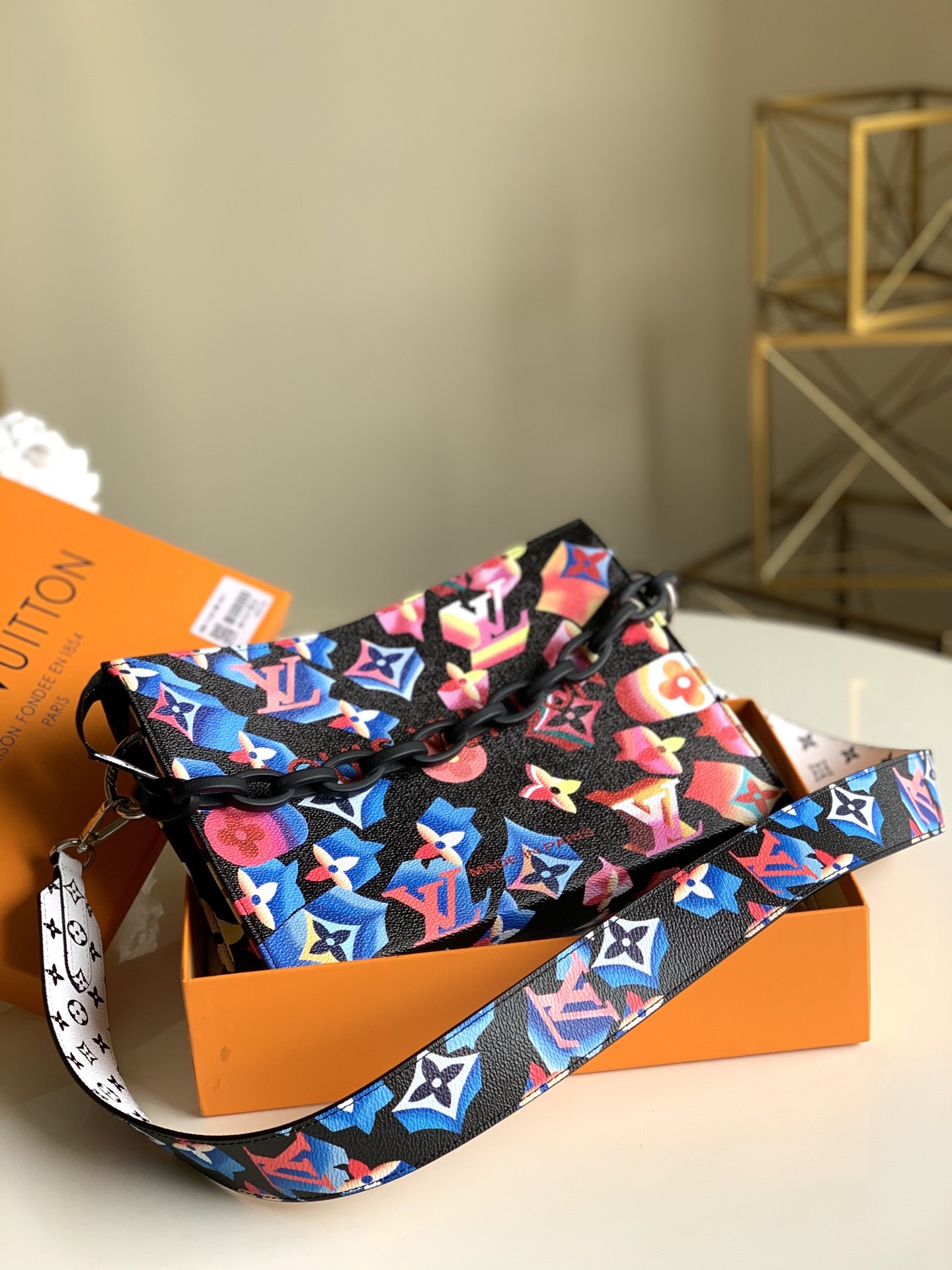 NO:395797,【Exclusive real photo M47547】Washing bag flower large chain shoulder strap Monogram canvas makeup box, spacious interior space, crotch-style design on both sides, easy to hold items, you can easily lift it into the handbag. 26 x 20 x 5 cm .,LV【Original leather】,louis vuitton,cosmetic bags & cases19860909【独家实拍M47547】盥洗袋花大链条肩带 Monogram帆布化妆盒,内部空间宽敞,两侧采接用裆式设计,方便放取物品,可将它轻易而举地放进手袋中.26 x 20 x 5 cm .,LV【原厂皮】,louis vuitton,cosmetic bags & cases,Bag