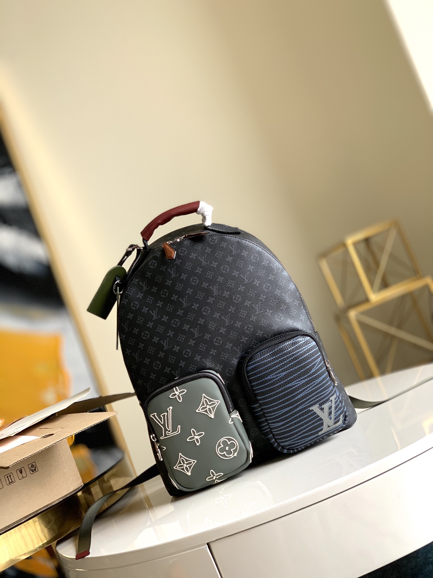 NO:395806,【【Exclusive real photo M56853】M56851 new Backpack hei flower backpack The backpack has refreshing lines and simple style, made of the iconic Damier plaid canvas with exquisite cowhide trim. The design is compact and practical, and is specially designed for energetic men. Lightweight and spacious, this backpack can place items in an orderly, safe and easy to use. Size 32.0 x41.0 x15.0cm.,LV【Original Leather】,louis vuitton,backpacks,cowhide19860909【【独家实拍M56853】M56851新款 Backpack hei花背包 双肩包拥有清爽的线条与简约的风格,由标志性的Damier格纹帆布搭配精致的牛皮饰边制成.设计小巧而实用,专为充满活力的男性打造.轻质而空间宽敞,此款背包可将物品安放得井井有条、安全无虞、易于取用.尺寸32.0 x41.0 x15.0cm .,LV【原厂皮】,louis vuitton,backpacks,cowhide,Bag