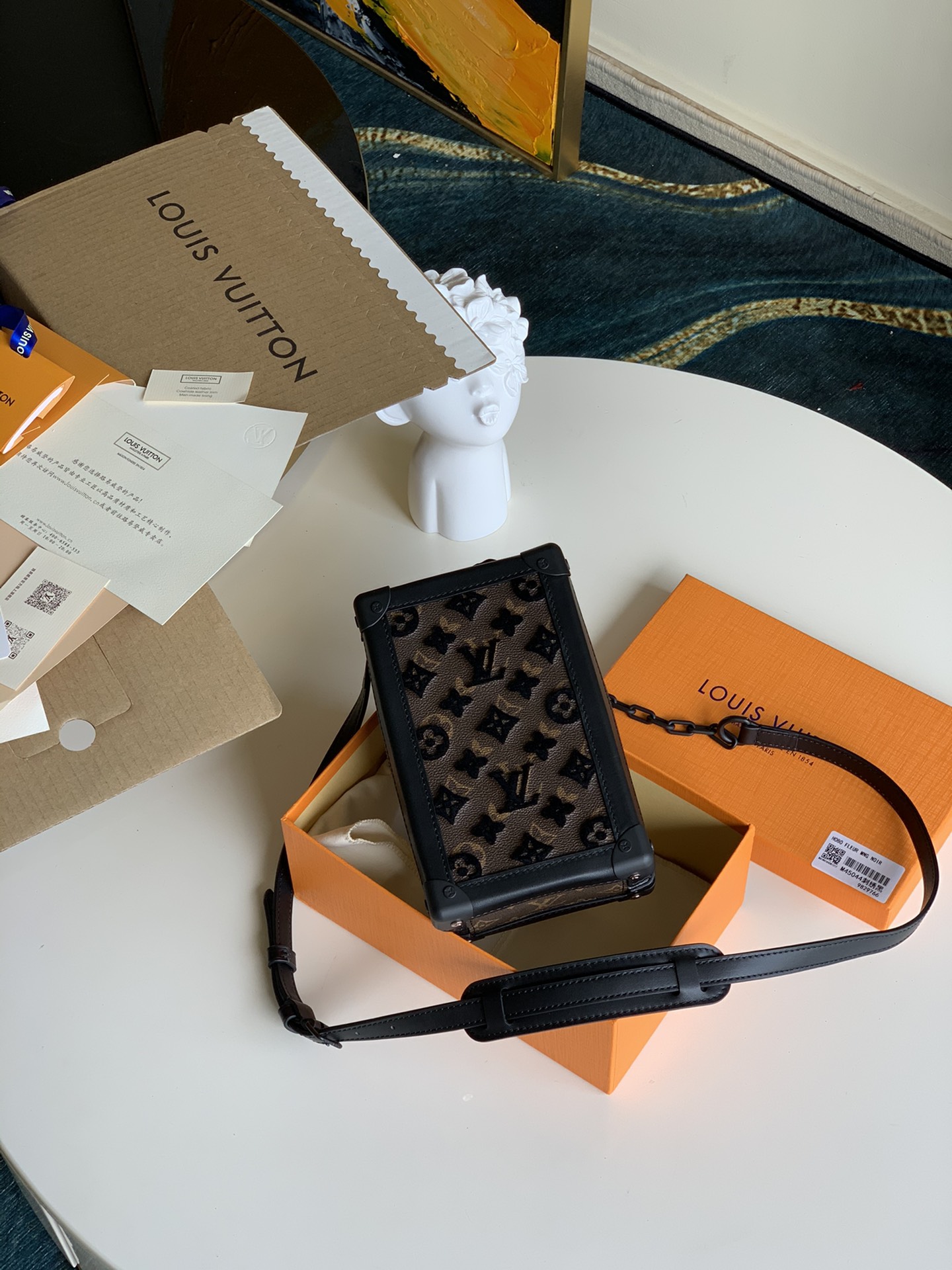 NO:395809,【Exclusive real photo M45044】MINI SOFT TRUNK handbag Iconic Monogram print with contrasting color resin chain strap exquisitely styling This charming handbag has clear edges and elegant connotations, showing the traditional modern interpretation of box making resin chain straps with various portable options available for shoulder and hand-held size 14x9x8cm .720, LV [original leather], louis vuitton19860909【独家实拍M45044】MINI SOFT TRUNK 手袋 标志性Monogram印花搭配对比色树脂链带 造型精致 此款富有魅力的手袋 棱角分明而具优雅内涵 展现出对制箱传统的现代诠释树脂链带提供多种背携选择既可肩背也可手提 尺寸 14x9x8cm .720,LV【原厂皮】,louis vuitton,Bag