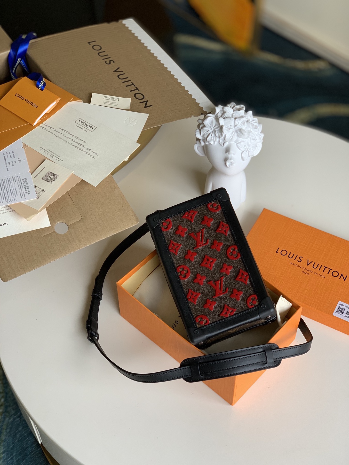 NO:395814,【Exclusive real photo M45044】MINI SOFT TRUNK handbag Iconic Monogram print with contrasting color resin chain strap exquisitely styling This charming handbag has clear edges and elegant connotations, showing the traditional modern interpretation of box making resin chain straps with various portable options available for shoulder and hand-held size 14x9x8cm .720, LV [original leather], louis vuitton19860909【独家实拍M45044】MINI SOFT TRUNK 手袋 标志性Monogram印花搭配对比色树脂链带 造型精致 此款富有魅力的手袋 棱角分明而具优雅内涵 展现出对制箱传统的现代诠释树脂链带提供多种背携选择既可肩背也可手提 尺寸 14x9x8cm .720,LV【原厂皮】,louis vuitton,Bag