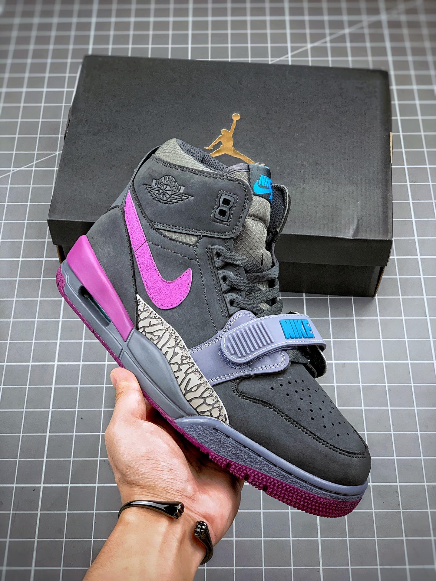 250 Air Jordan  Legacy 312 灰蓝粉 货号：AV3922-005