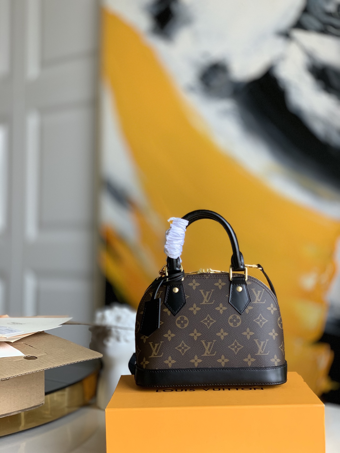 NO:395804,[Exclusive real photo of M53152 black leather] The most designed and structured among the iconic handbags. Its prototype is a work designed by Gaston Vadern and named after Alma Bridge. This bridge connects two adjacent fashion blocks in Paris. The iconic Monogram canvas gives it a classic temperament. Dimensions 25 x 19 x 12 cm (Length x Height x Width).,LV [Original Leather],louis vuitton19860909【独家实拍M53152黑皮】标志性手袋中设计结构最为挺括的一款.其原型是由加斯顿·威登设计并以Alma Bridge 为其命名的一款作品,此桥连接了巴黎相邻的两个时尚街区.标志性 Monogram 帆布赋予它经典气质.尺寸25 x 19 x 12 cm (长 x 高 x 宽) .,LV【原厂皮】,louis vuitton,Bag