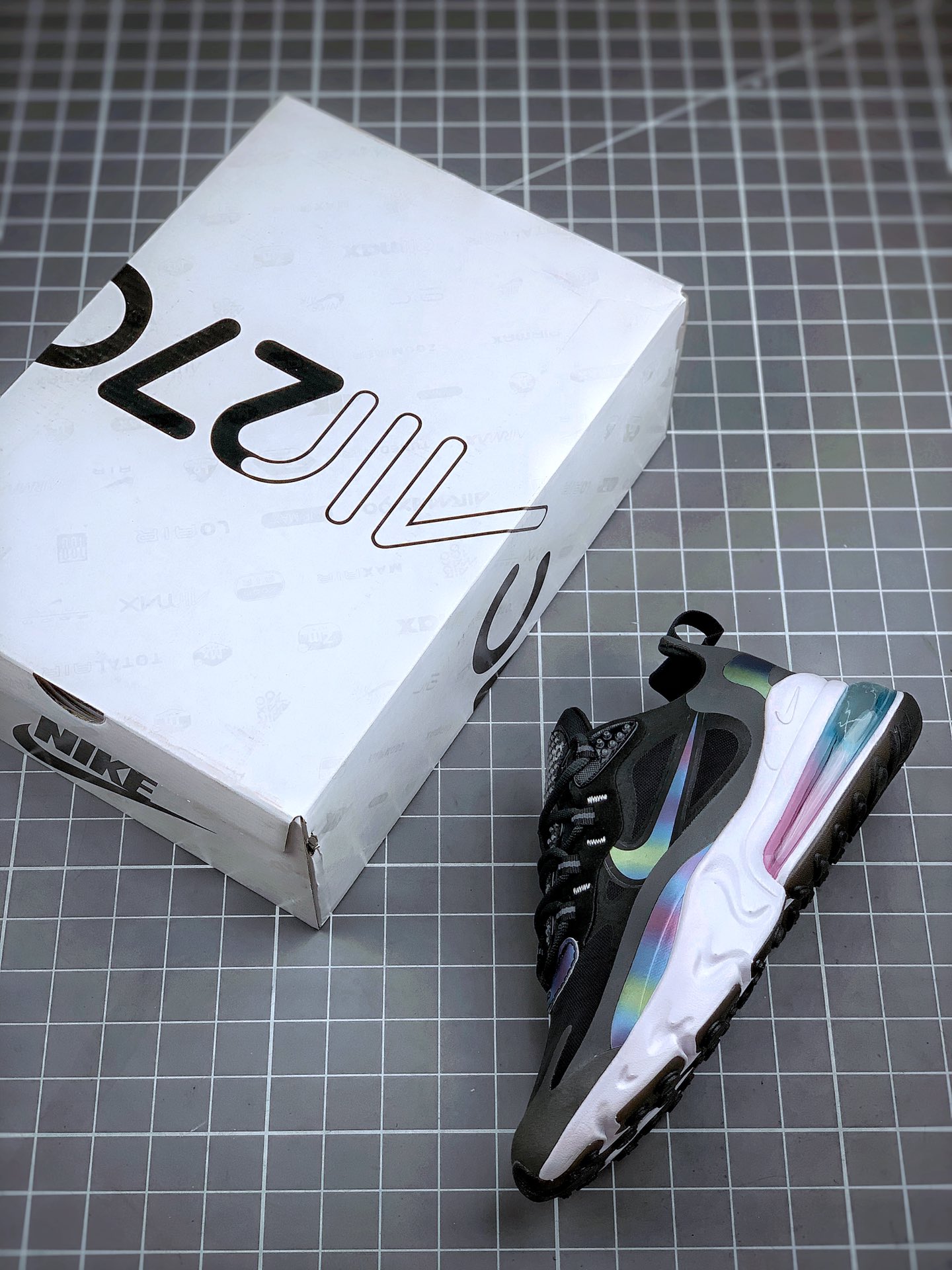210 耐克Nike Air Max 270 React SE”Bubble Pack Smoke Grey/Multi”270瑞亚赛车系列后半掌气垫百搭运动慢跑鞋“黑灰白彩红” 货号：CT5064-001