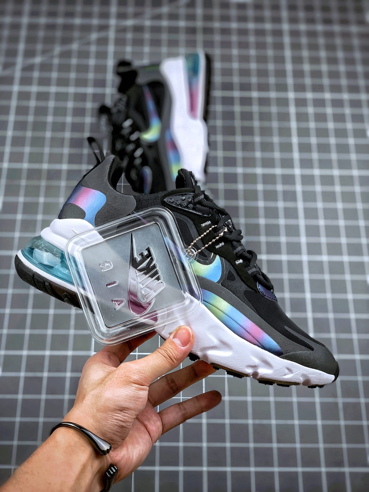 210 耐克Nike Air Max 270 React SE”Bubble Pack Smoke Grey/Multi”270瑞亚赛车系列后半掌气垫百搭运动慢跑鞋“黑灰白彩红” 货号：CT5064-001
