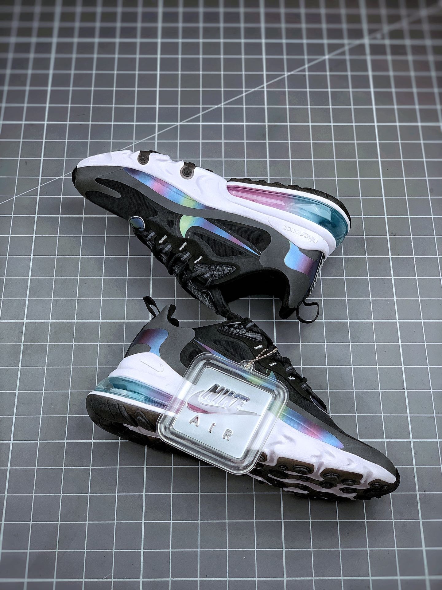 210 耐克Nike Air Max 270 React SE”Bubble Pack Smoke Grey/Multi”270瑞亚赛车系列后半掌气垫百搭运动慢跑鞋“黑灰白彩红” 货号：CT5064-001