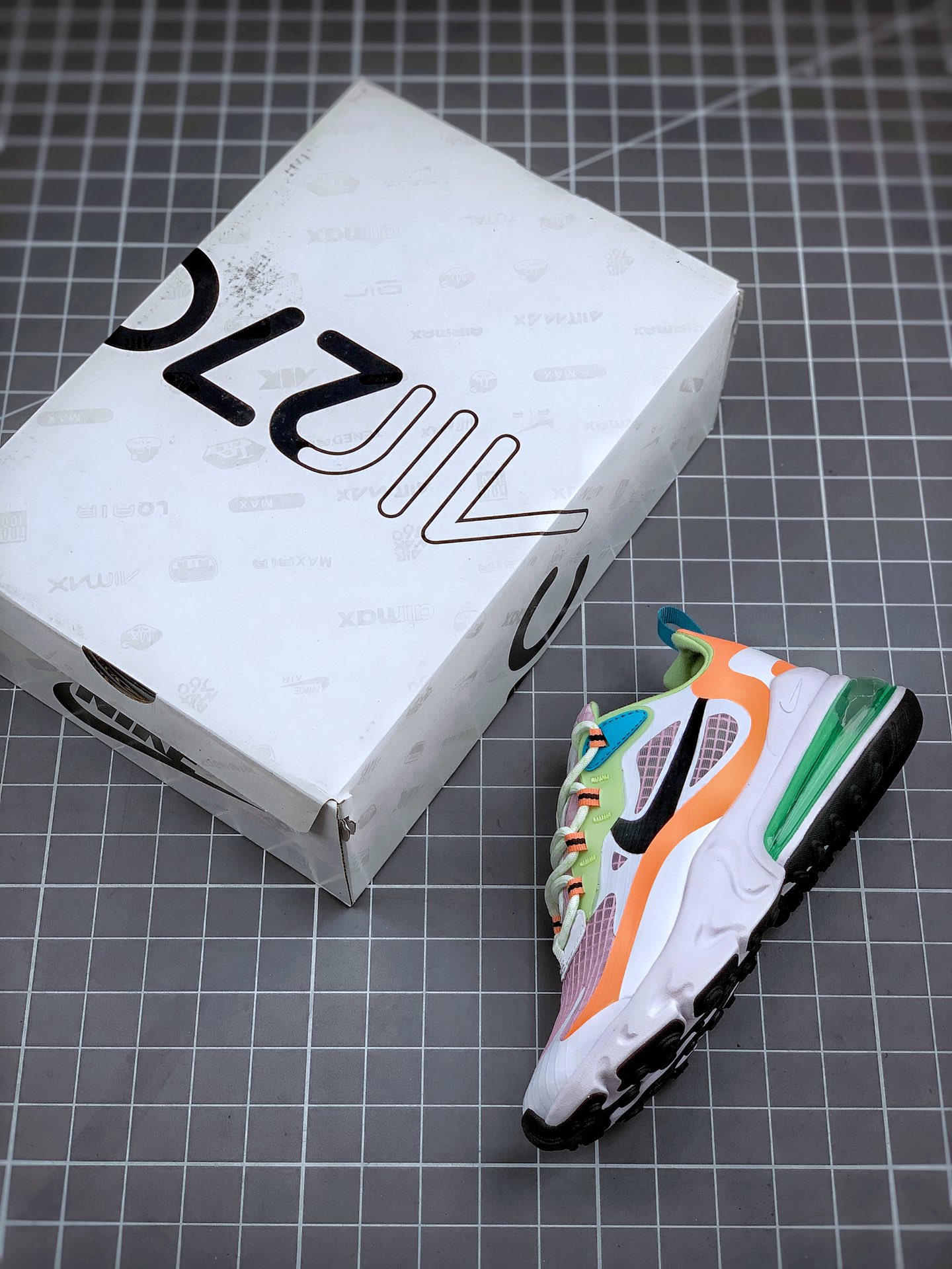 210 耐克Nike Air Max 270 React SE”Bubble Pack Smoke Grey/Multi”270瑞亚赛车系列后半掌气垫百搭运动慢跑鞋“白绿橙” 货号：CJ0620-600