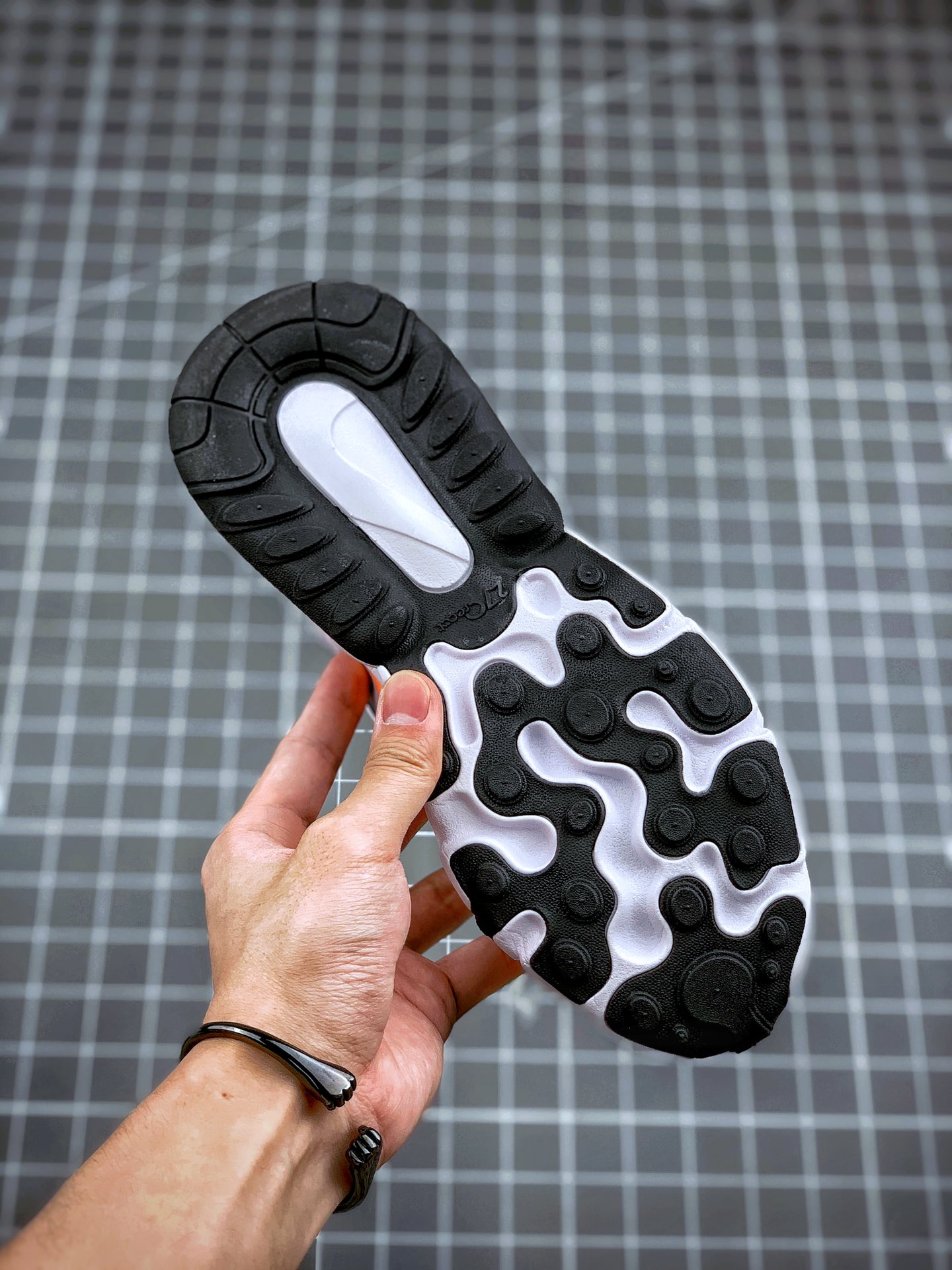 210 耐克Nike Air Max 270 React SE”Bubble Pack Smoke Grey/Multi”270瑞亚赛车系列后半掌气垫百搭运动慢跑鞋“白绿橙” 货号：CJ0620-600