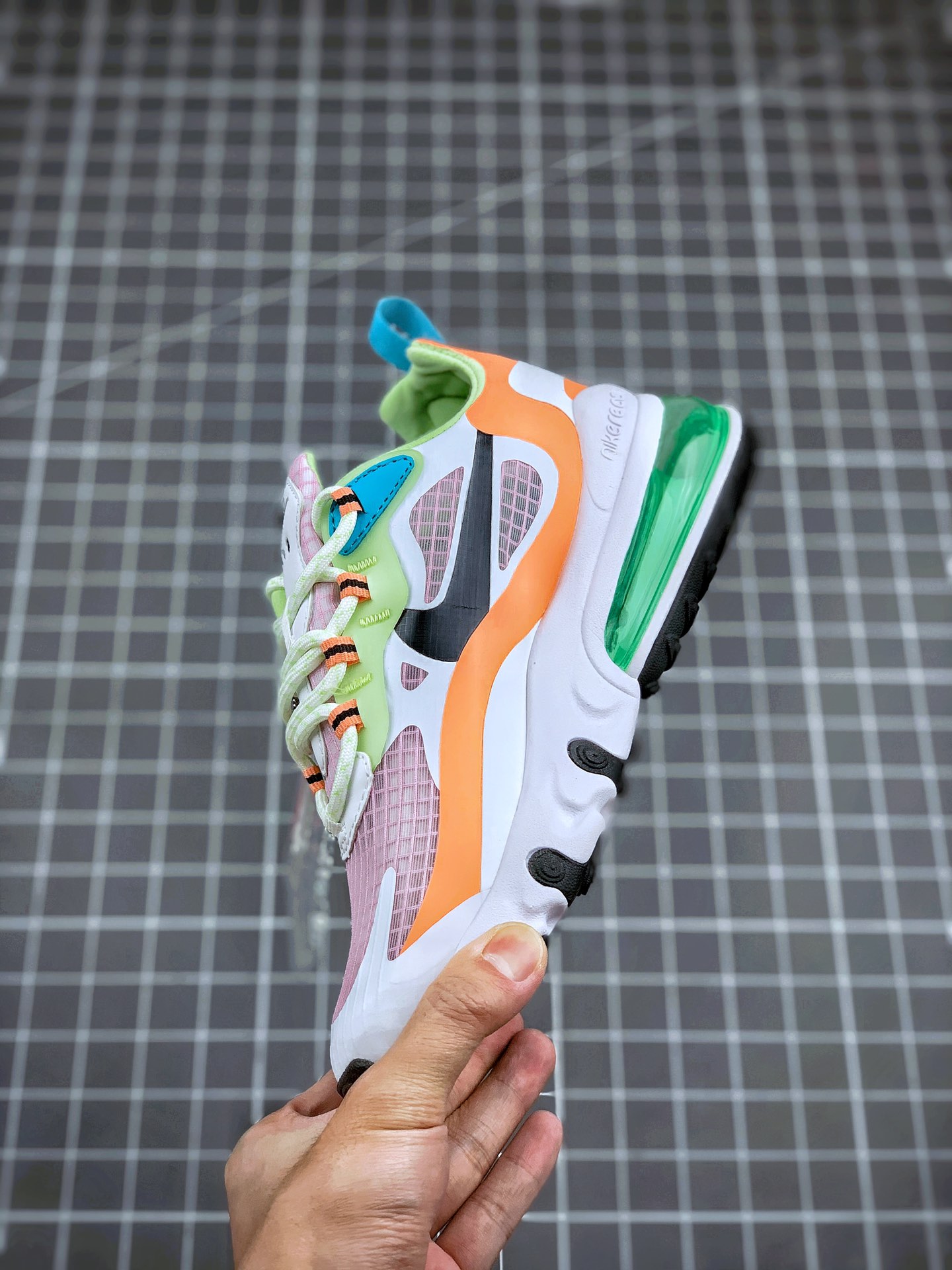 210 耐克Nike Air Max 270 React SE”Bubble Pack Smoke Grey/Multi”270瑞亚赛车系列后半掌气垫百搭运动慢跑鞋“白绿橙” 货号：CJ0620-600