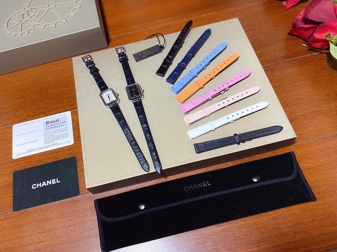 Chanel 迷你版香奈儿PREMIÈRE 腕表的八角形轮廓与巴黎芳登广场的形状如出一辙