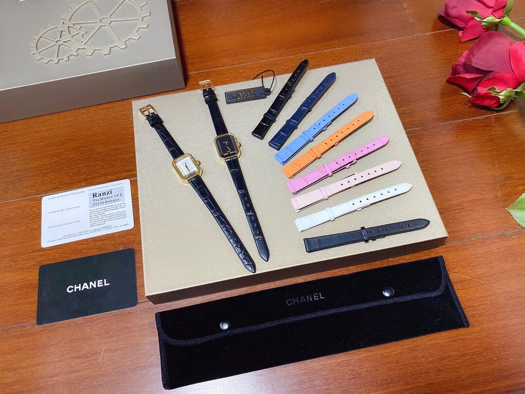 Chanel 迷你版香奈儿PREMIÈRE 腕表的八角形轮廓与巴黎芳登广场的形状如出一辙