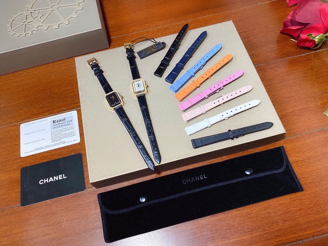 Chanel 迷你版香奈儿PREMIÈRE 腕表的八角形轮廓与巴黎芳登广场的形状如出一辙