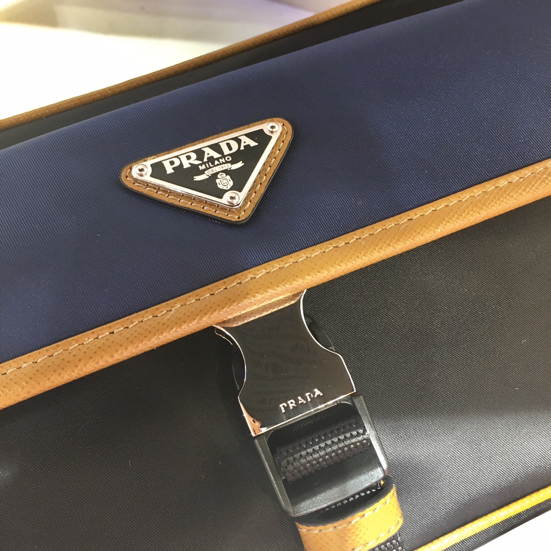 PRADA普拉达进口尼龙材质肩背包2VH074