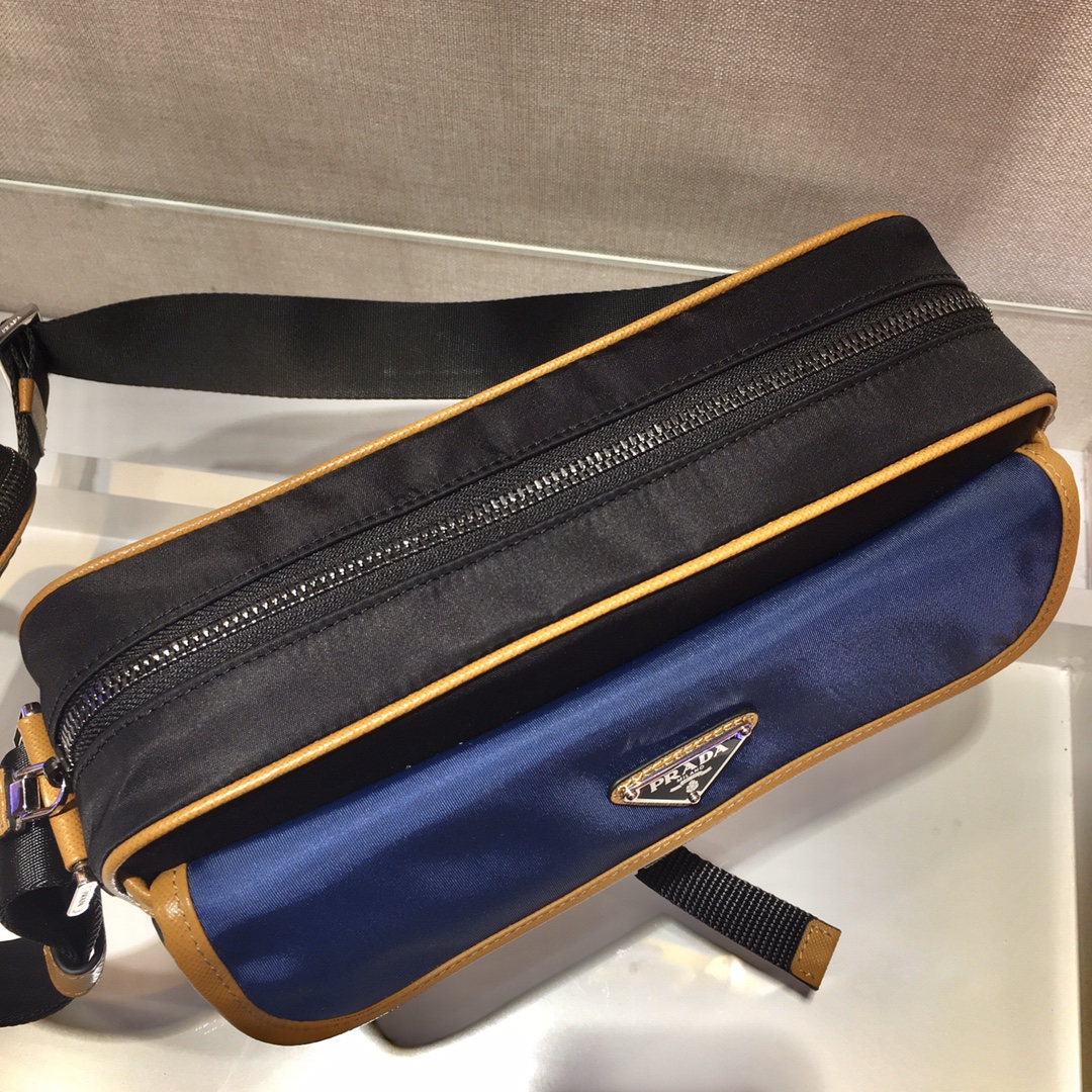 PRADA普拉达进口尼龙材质肩背包2VH074