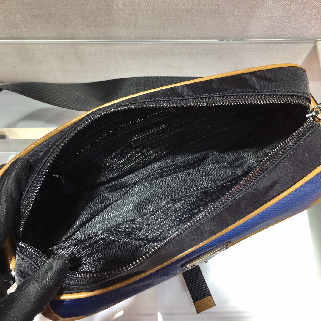 PRADA普拉达进口尼龙材质肩背包2VH074