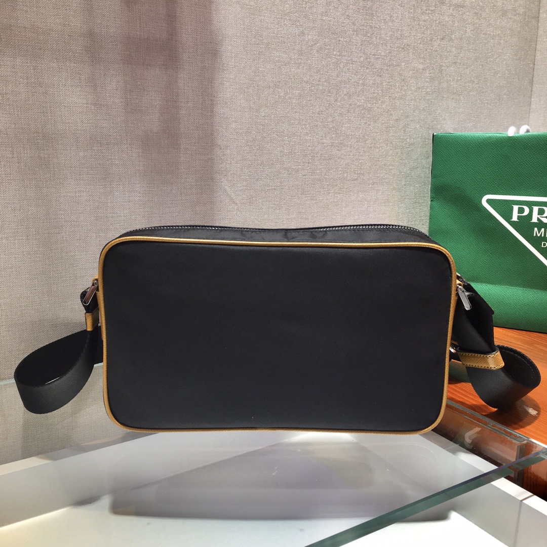 PRADA普拉达进口尼龙材质肩背包2VH074