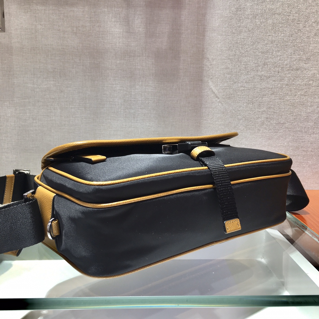 PRADA普拉达进口尼龙材质肩背包2VH074