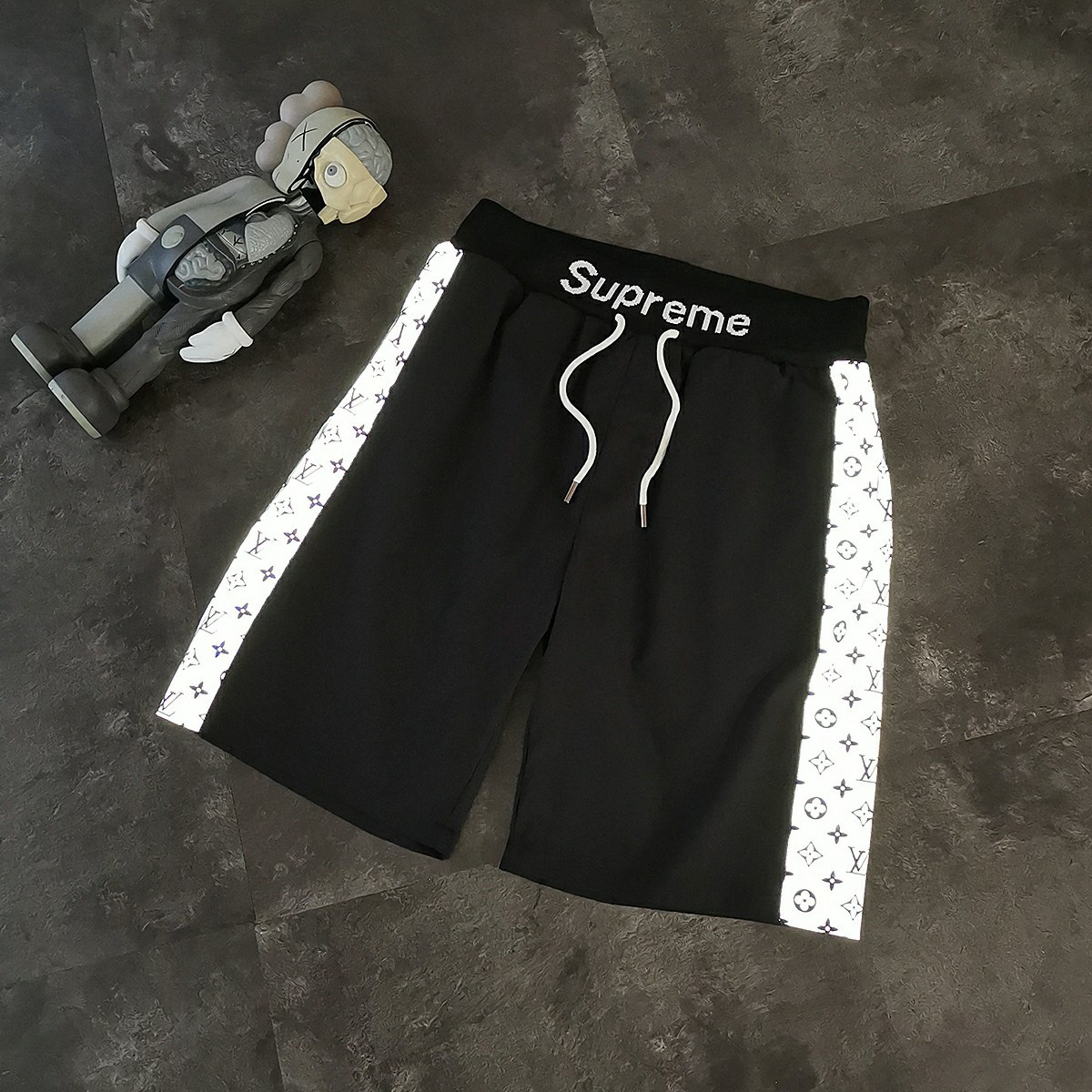 爱尚上新 55 lv&supreme联名七彩反光短裤(有内衬) 海外限定